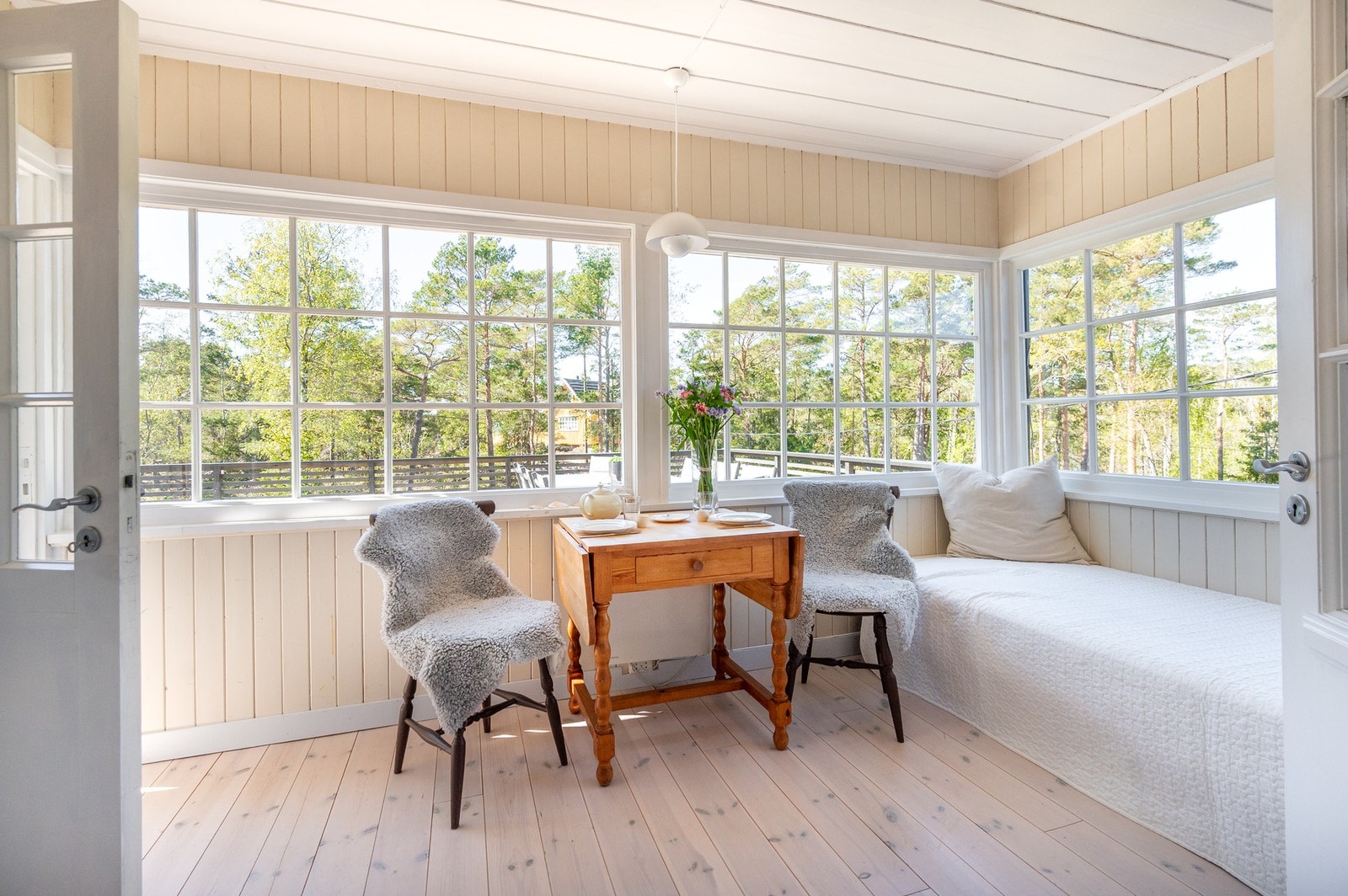 Koselig, glassveranda med spiseplass og daybed Galleribilde
