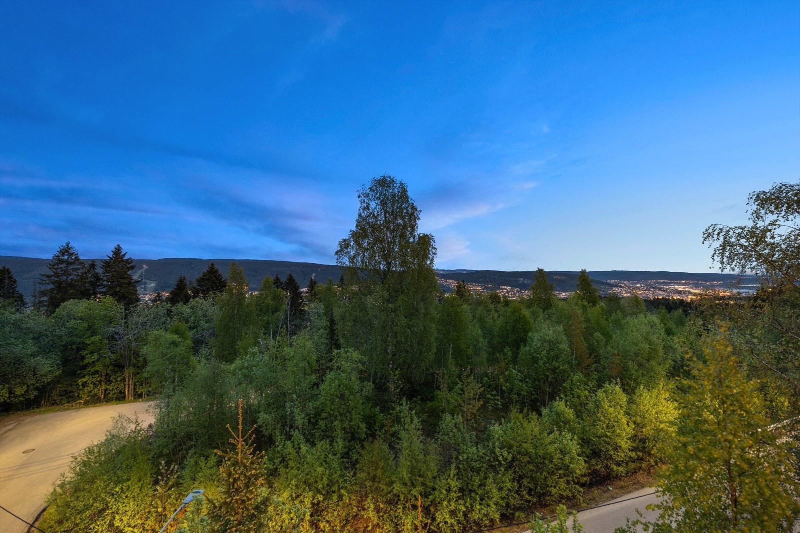 Utsikt fra eiendommen. Galleribilde