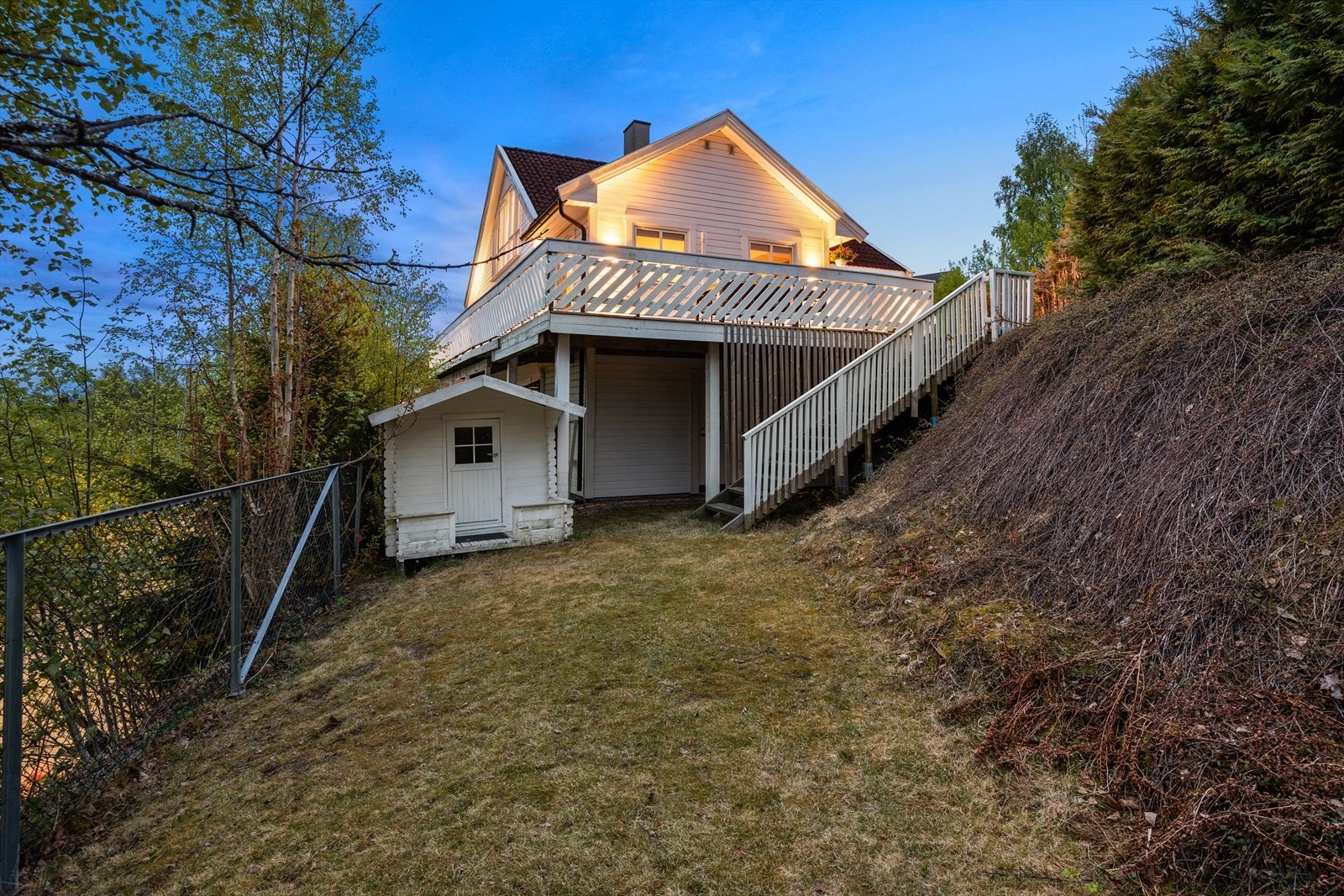 Denne seksjonen disponerer også hagedel på nedsiden av huset med dukkehus. Galleribilde