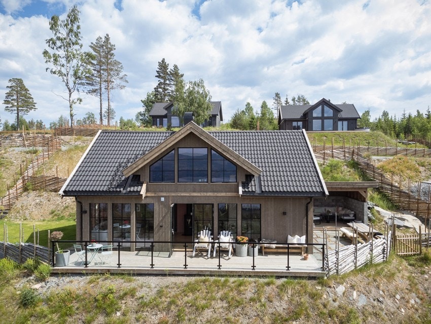 Den romslige, vestvendte terrassen strekker seg langs hytteveggen og gir rikelig med plass for utemøbler. Galleribilde