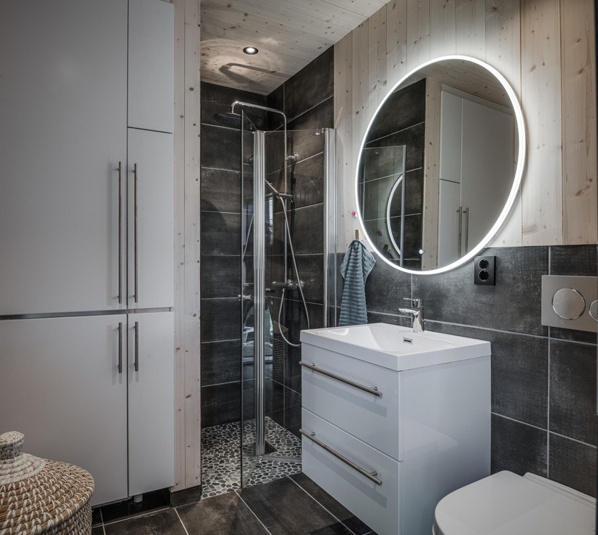 Det andre badet har flislagt gulv med gulvvarme, dusjhjørne og opplegg for vaskemaskin. Galleribilde
