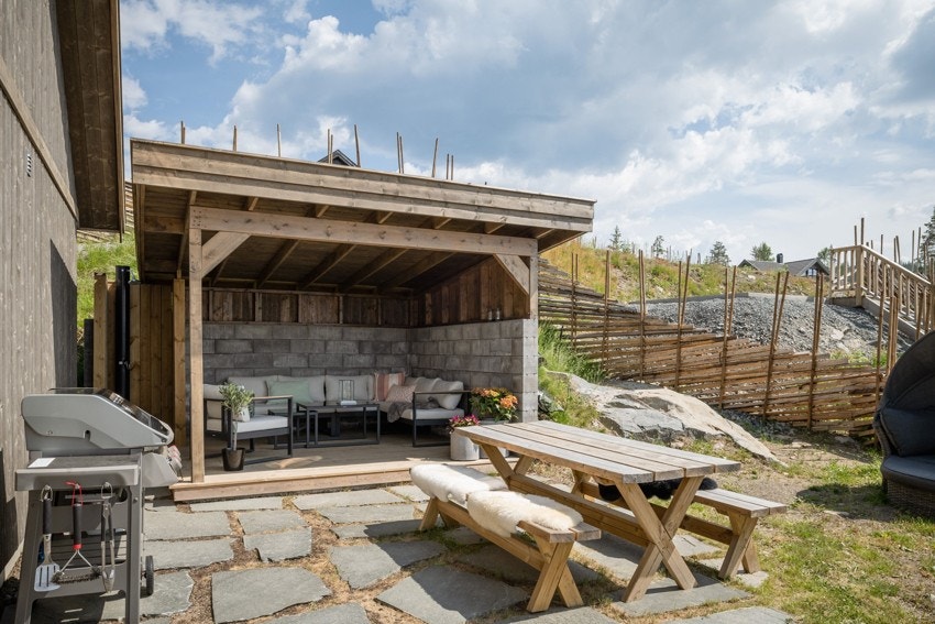 I tillegg til hovedterrassen er det en frittstående, overbygd uteplass. Galleribilde