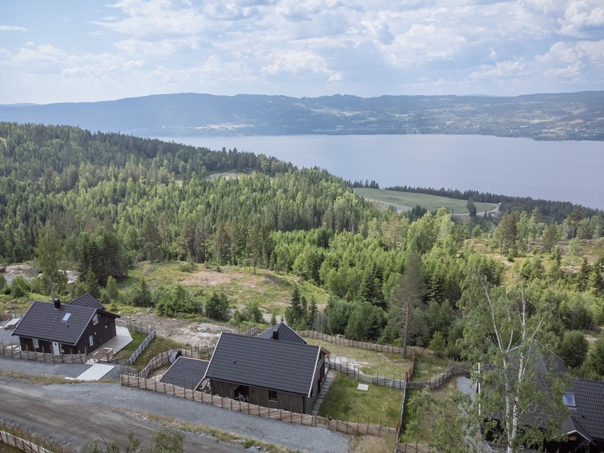 Hyttefeltet er omgitt av natur, med kort vei til turmuligheter sommer som vinter. Det er fantastiske fellesområder på Mjøsli for alle hytteeierne. Galleribilde