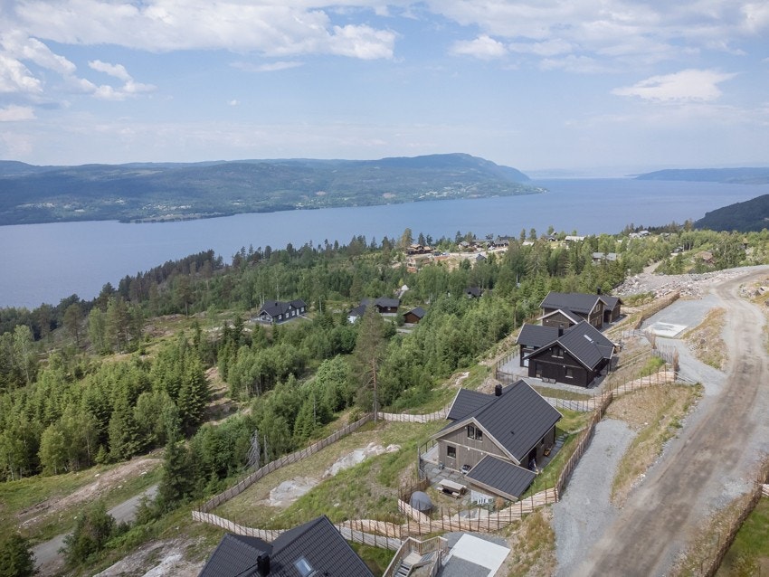 Beliggenheten gir en vidstrakt utsikt over landskapet og Mjøsa. Galleribilde