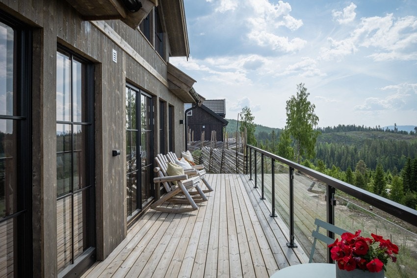 Terrassen har rekkverk av metall og glass, som sikrer utsikten. Galleribilde