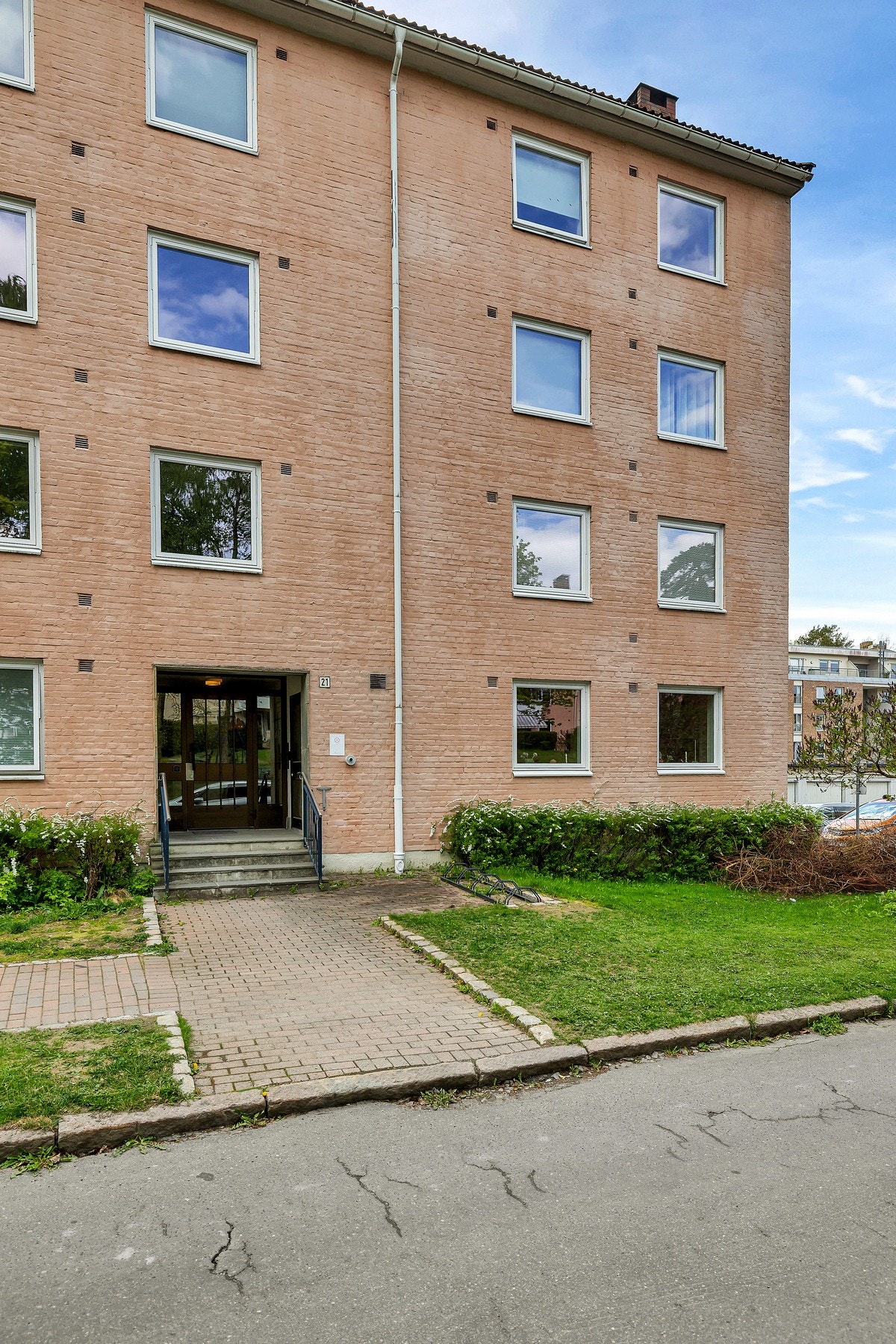 Leiligheten er utstyrt med alarmsystem fra Verisure, tilkoblet Yale Doorman for enkel og trygg adgangskontroll. Galleribilde