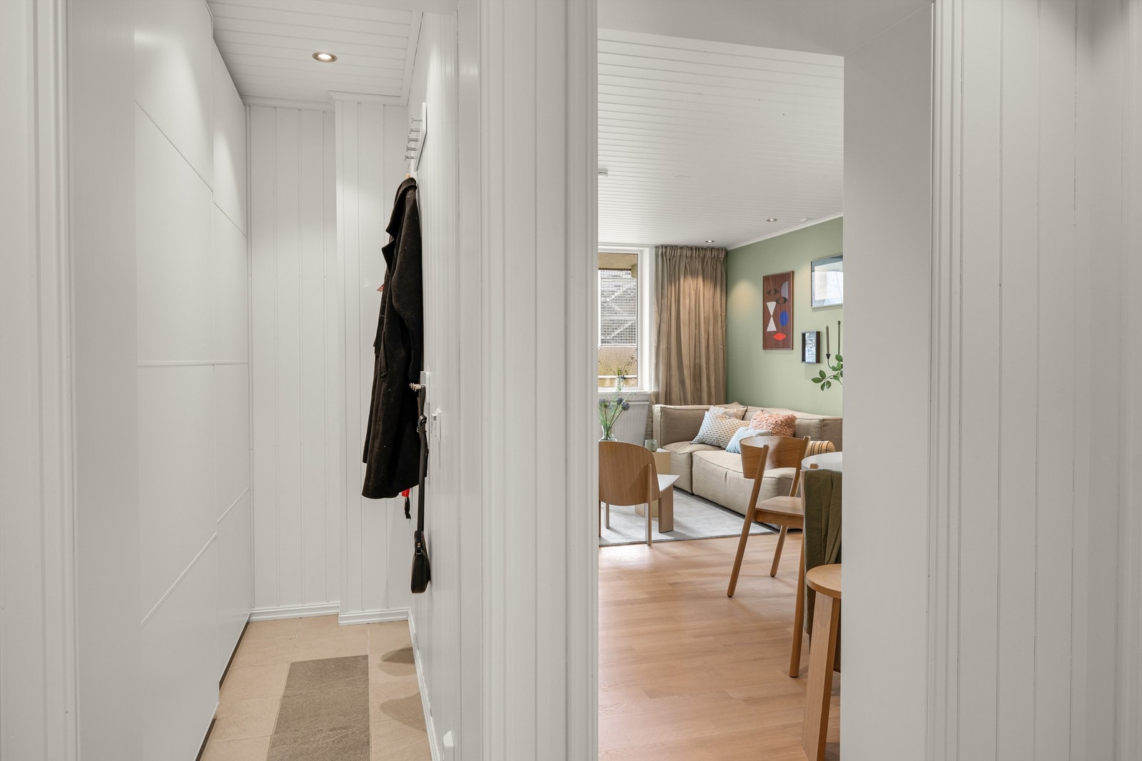 Tilknyttet entréen finner du en praktisk bod med skyvedørsgarderobe med glatte fronter, som gir gode oppbevaringsmuligheter og et ryddig uttrykk. Galleribilde