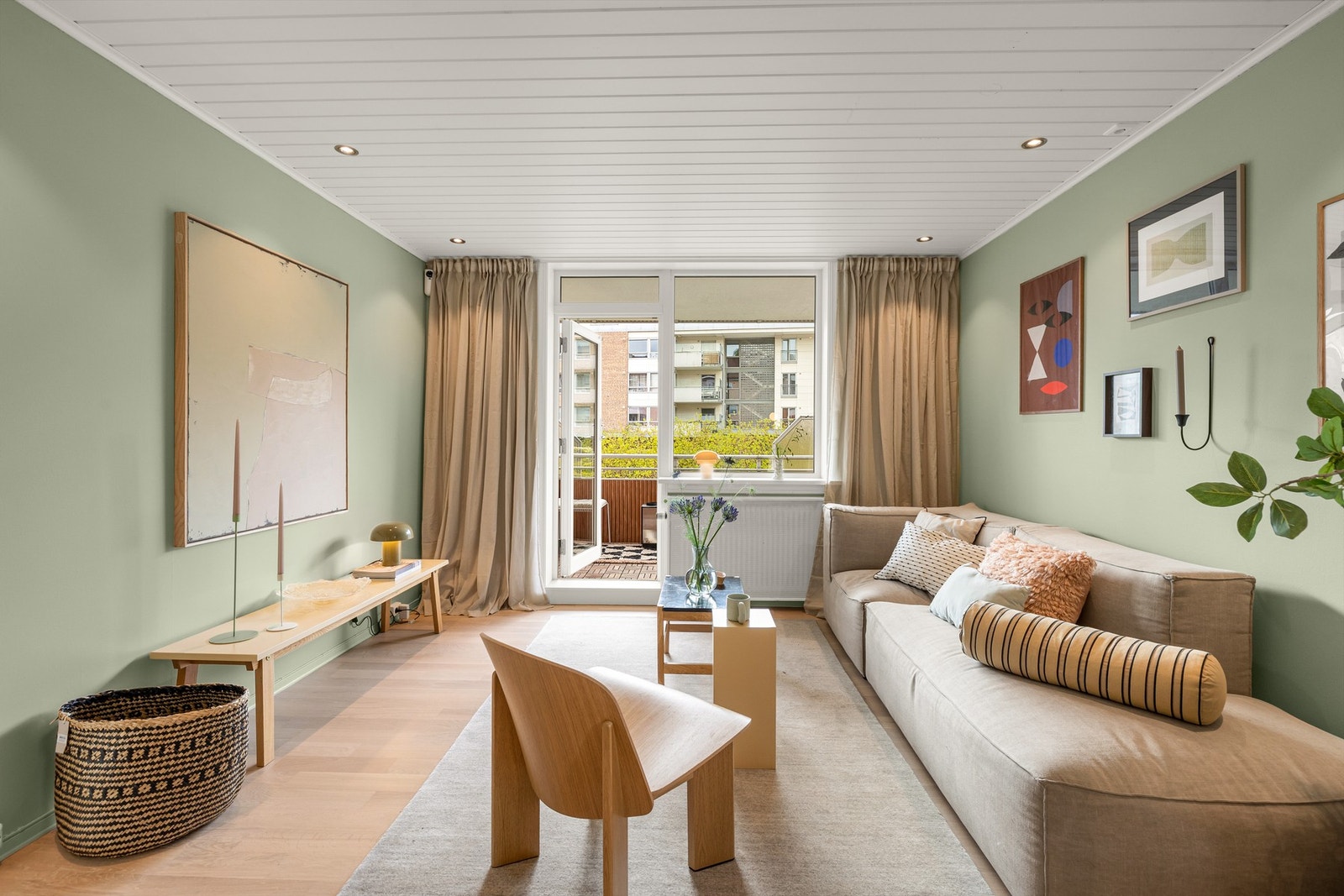Trivelig stue med gode møbleringsmuligheter for både sofagruppe og spiseplass. Galleribilde