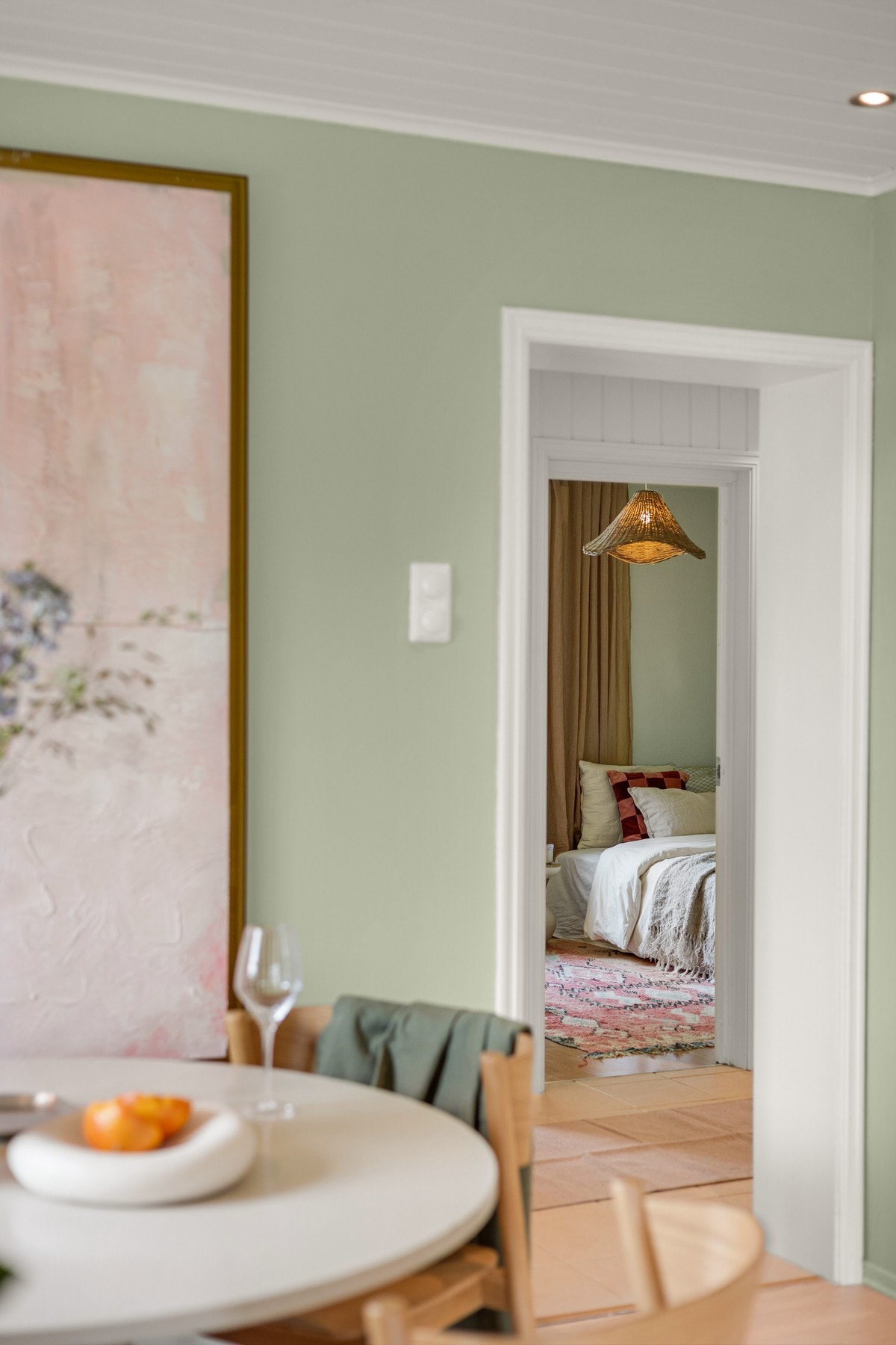 Moderne fargevalg er gjennomgående for leiligheten. Galleribilde