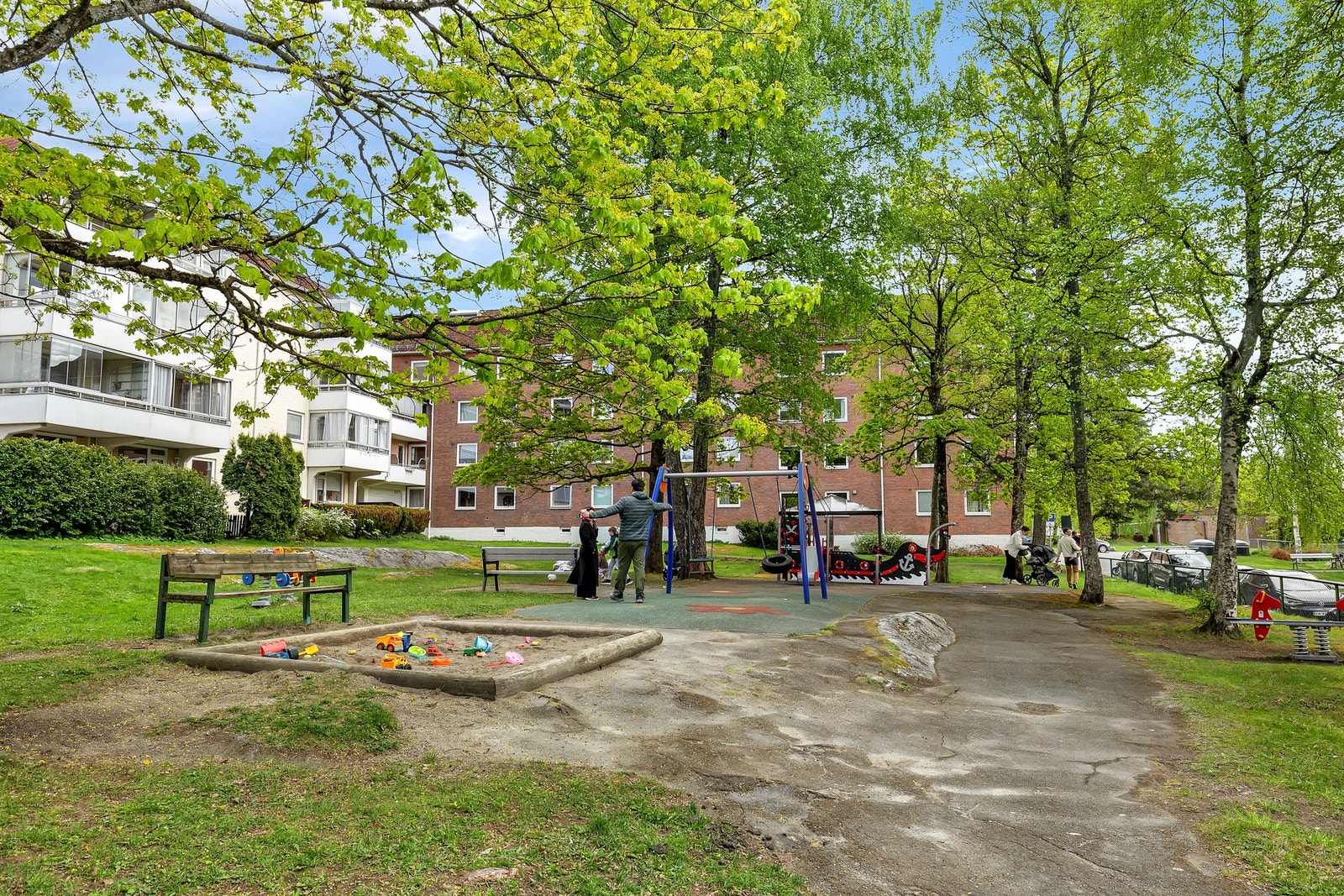 Barnevennlig område med lekeplass, grøntarealer og fine uteområder like utenfor døren - perfekt for sykling, lek og aktivitet. Galleribilde