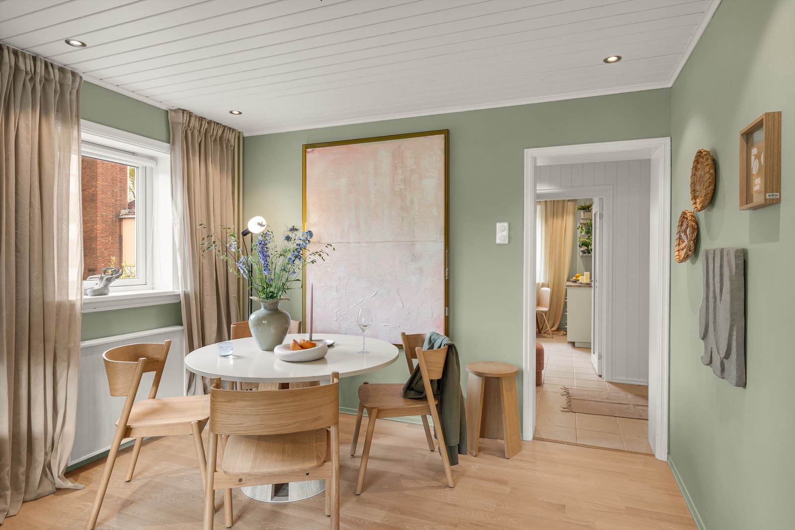 Stuen har en lun og hyggelig følelse, og panelovner sørger for god oppvarming gjennom året. Galleribilde