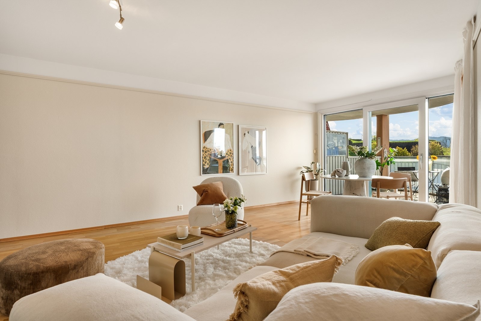Her er det meget god plass til både sofa- og spisegruppe Galleribilde