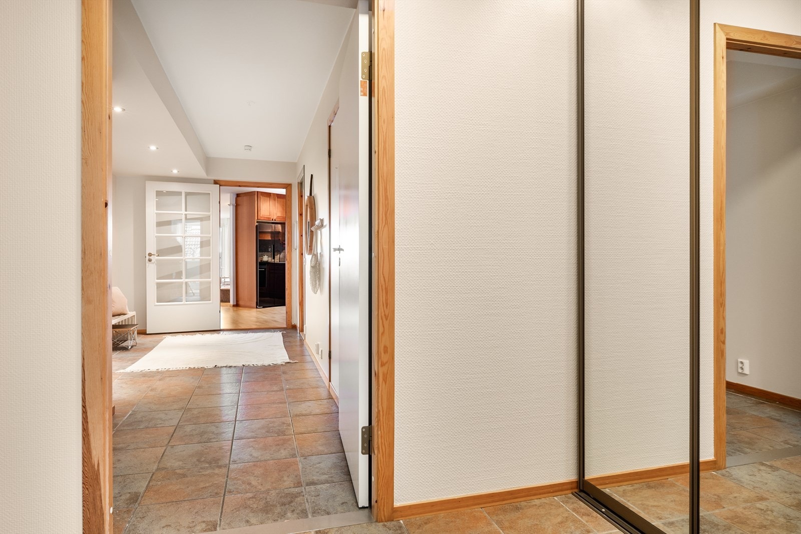 Egen entré med speilgarderobe Galleribilde