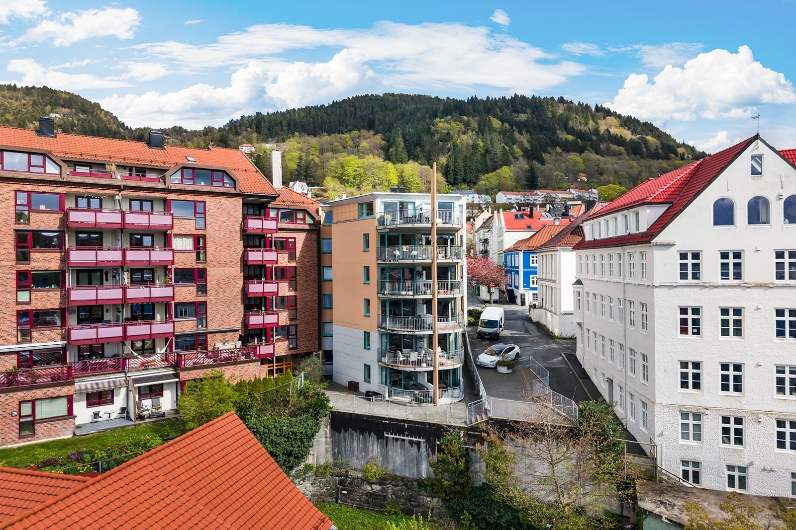 Leiligheten har en meget attraktiv beliggenhet i et moderne bygg fra 1997, med både garasje og heis Galleribilde