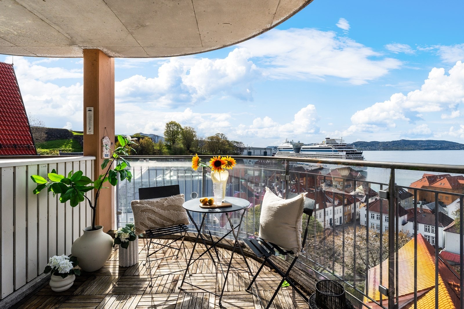 Fin og overbygget altan på ca 7 m² Galleribilde