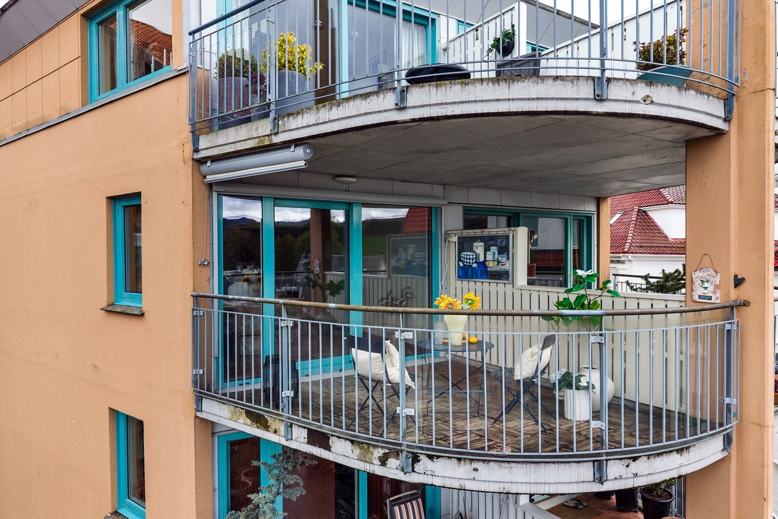 Altanen er overbygd og solskjerming montert Galleribilde