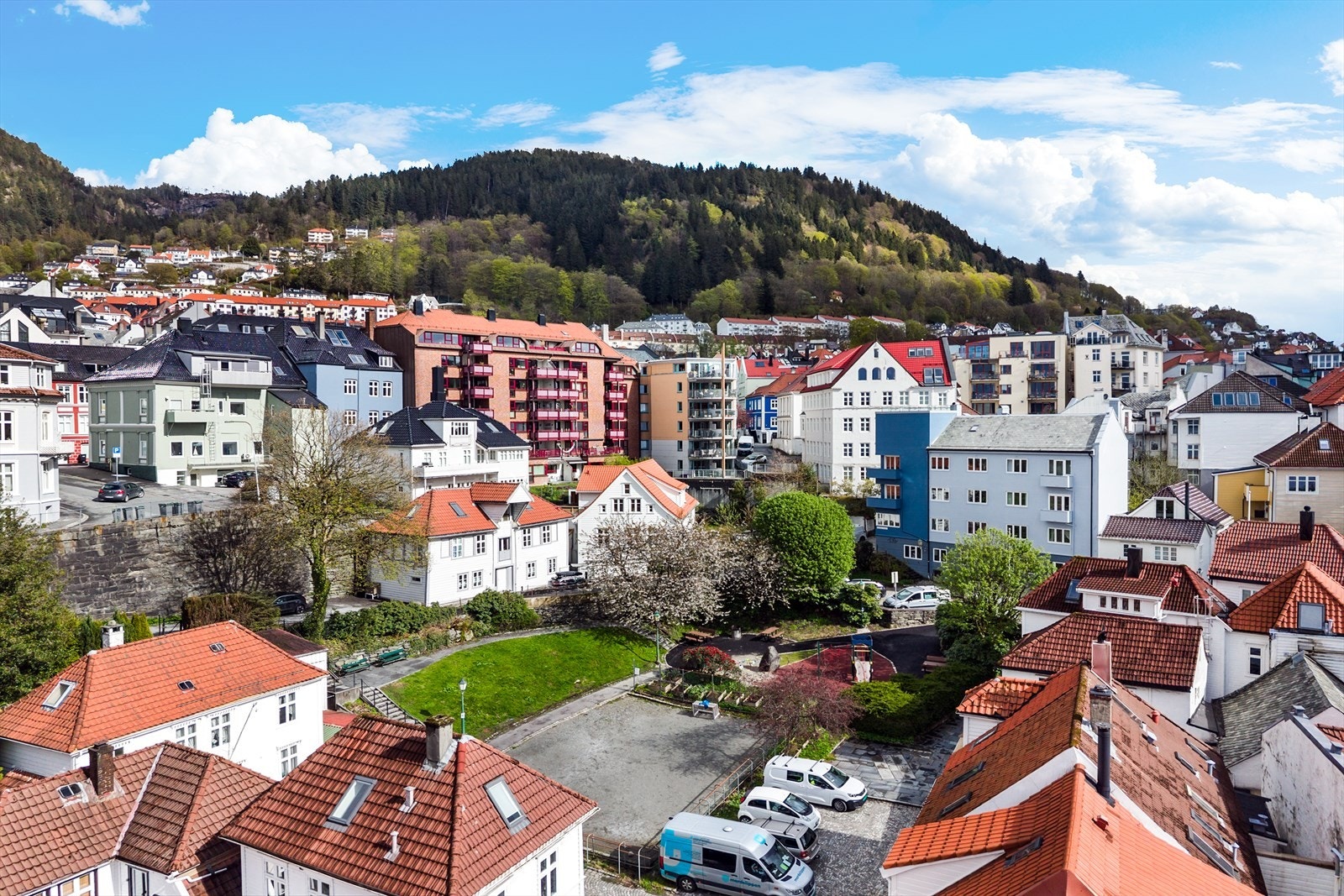 Turen kan legges gjennom koselige smau, brosteinsbelagte gater og tett trehusbebyggelse med et lite stykke av Bergens bolighistorie på veien Galleribilde