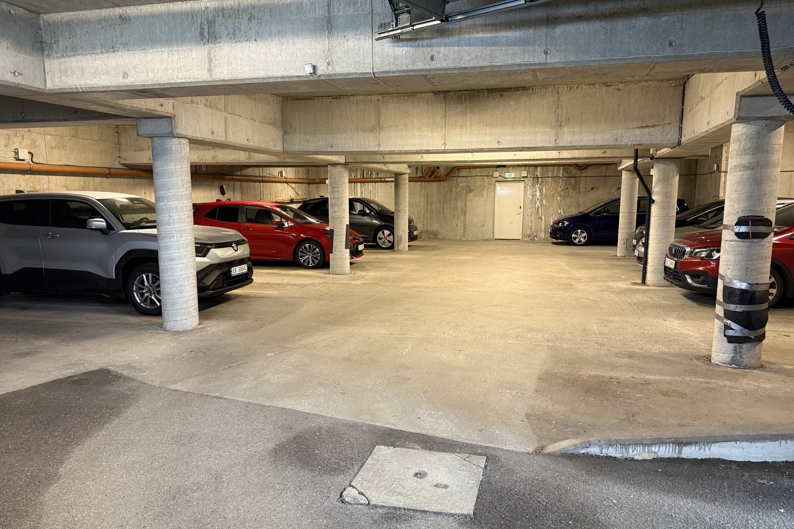 Medfølgende fast garasjeplass i lukket anlegg med heis opp Galleribilde