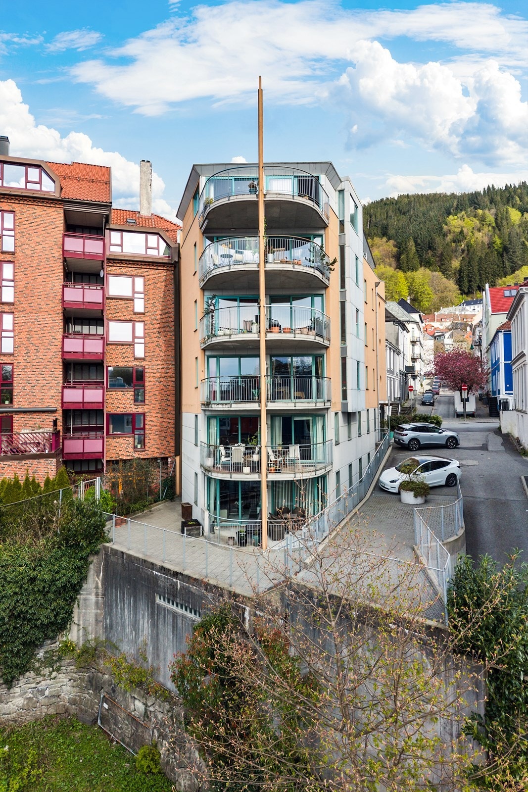 Adkomstvei ved siden av bygget ned til garasjeanlegg Galleribilde