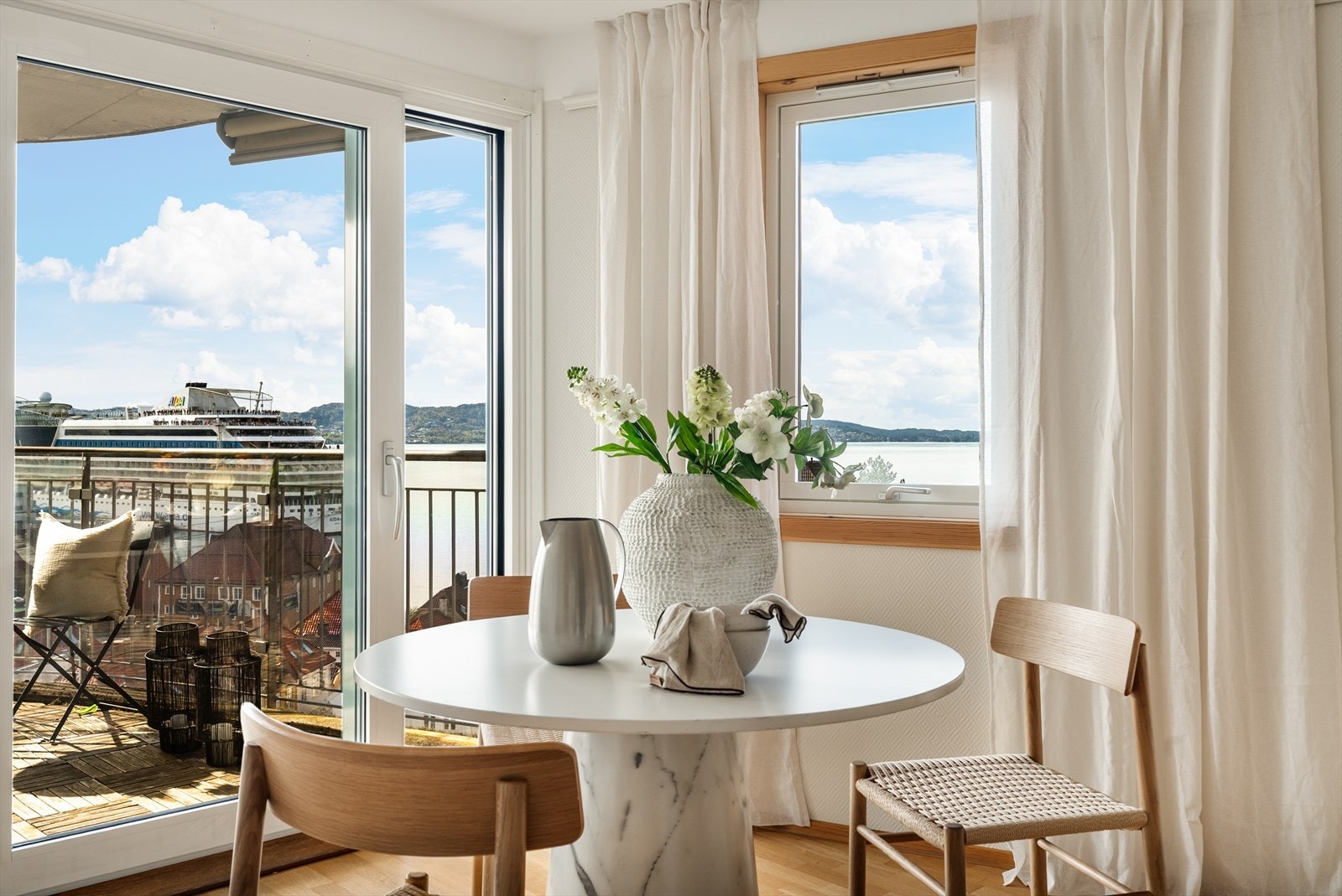 Den vakre utsikten kan nytes både ute og inne Galleribilde