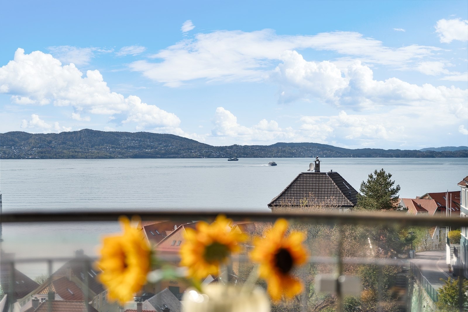Leiligheten ligger i byggets nest øverste etasje og med en buet altan i front som byr på en nydelig utsikt over Byfjorden og over mot Askøy Galleribilde
