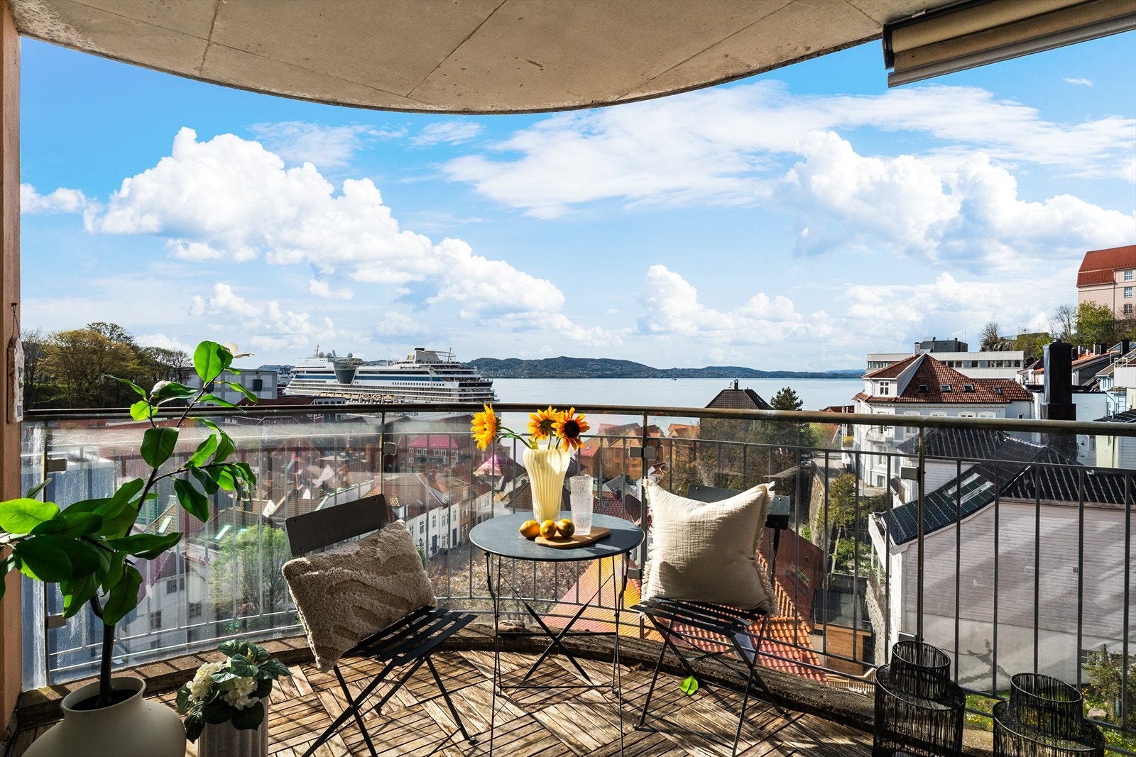 Altanen vender mot nord-vest og byr på en nydelig utsikt over Byfjorden og over mot Askøy og med sol til sent på kveld Galleribilde