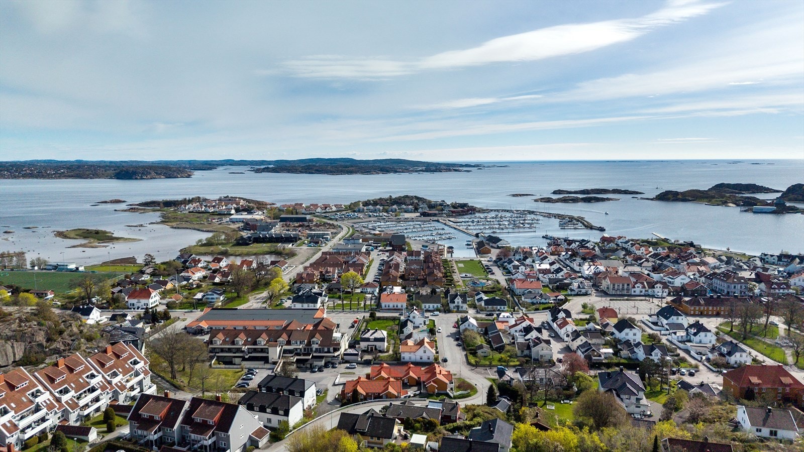 Sentral beliggenhet i Stavern med umiddelbar nærhet til butikker, servicetilbud og sjøen. Galleribilde