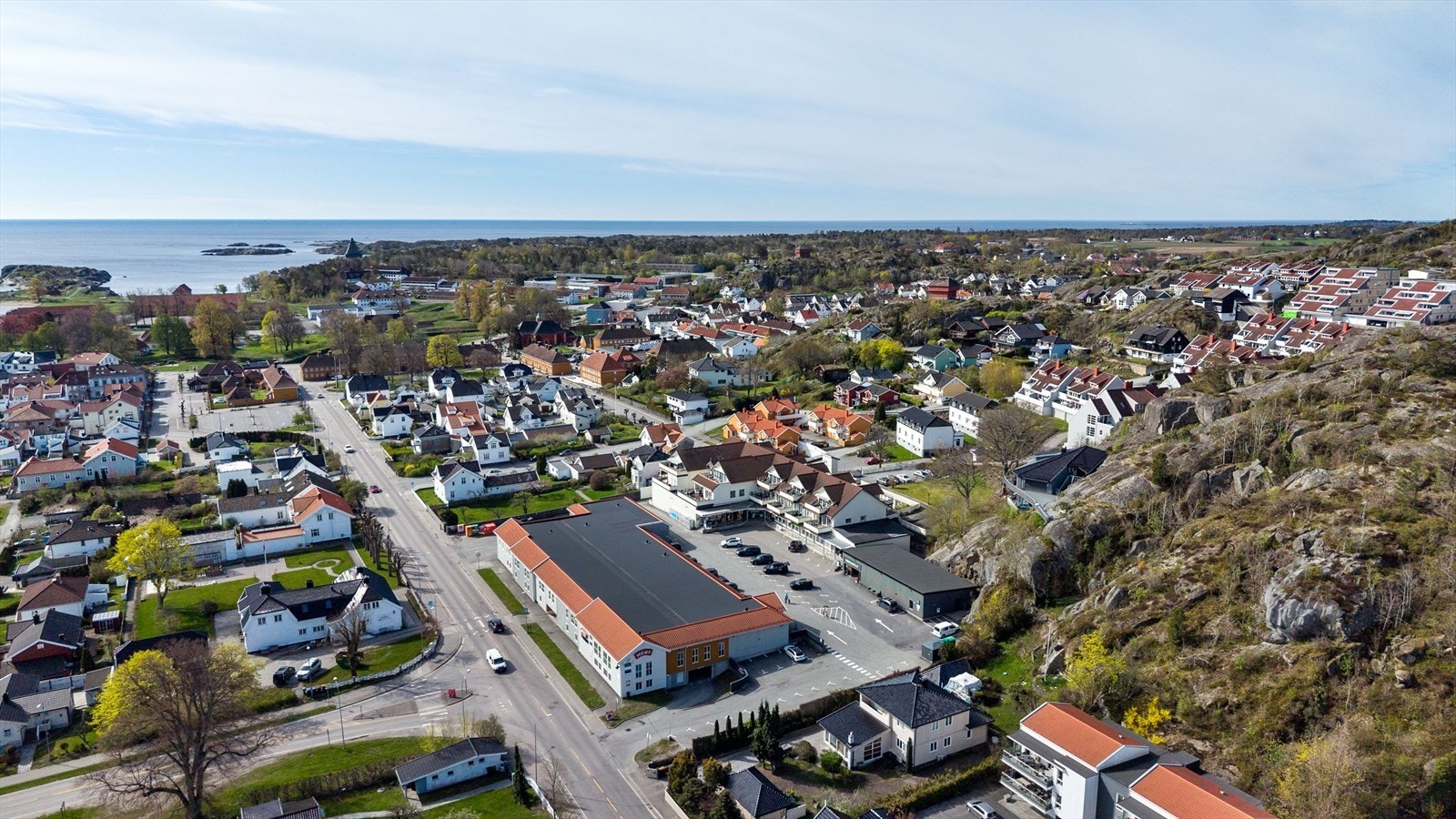 Her har du dagligvarebutikk, Vinmonopol, apotek og Nille som nærmeste nabo - alt du trenger i gangavstand. Galleribilde
