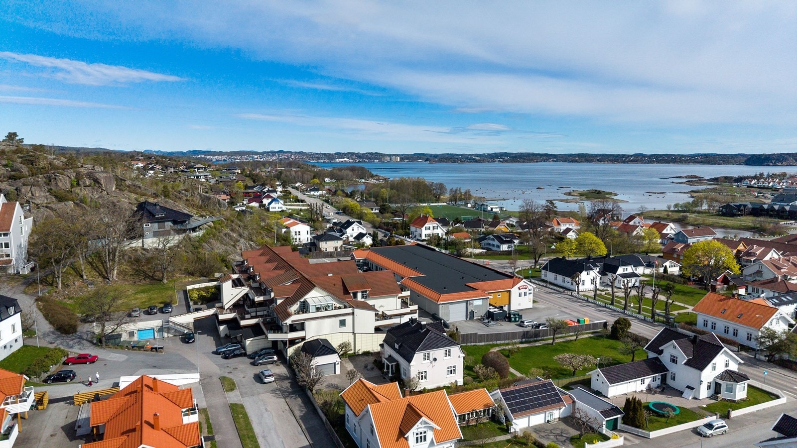 Eiendommen ligger i et etablert område med en blanding av boliger og næring. Galleribilde