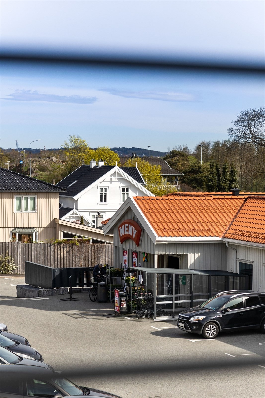Dagligvarebutikken Meny ligger like ved, med enkel adkomst. Galleribilde