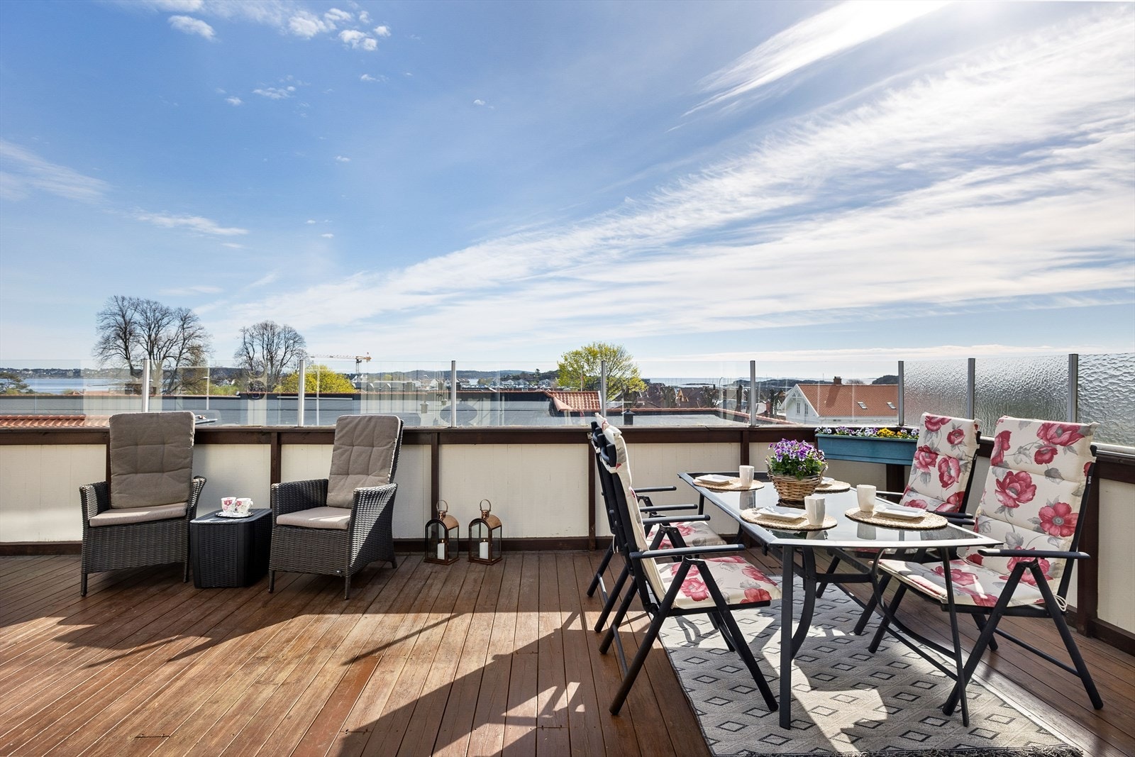 Terrassen på 42 m² er en herlig forlengelse av stuen. Galleribilde
