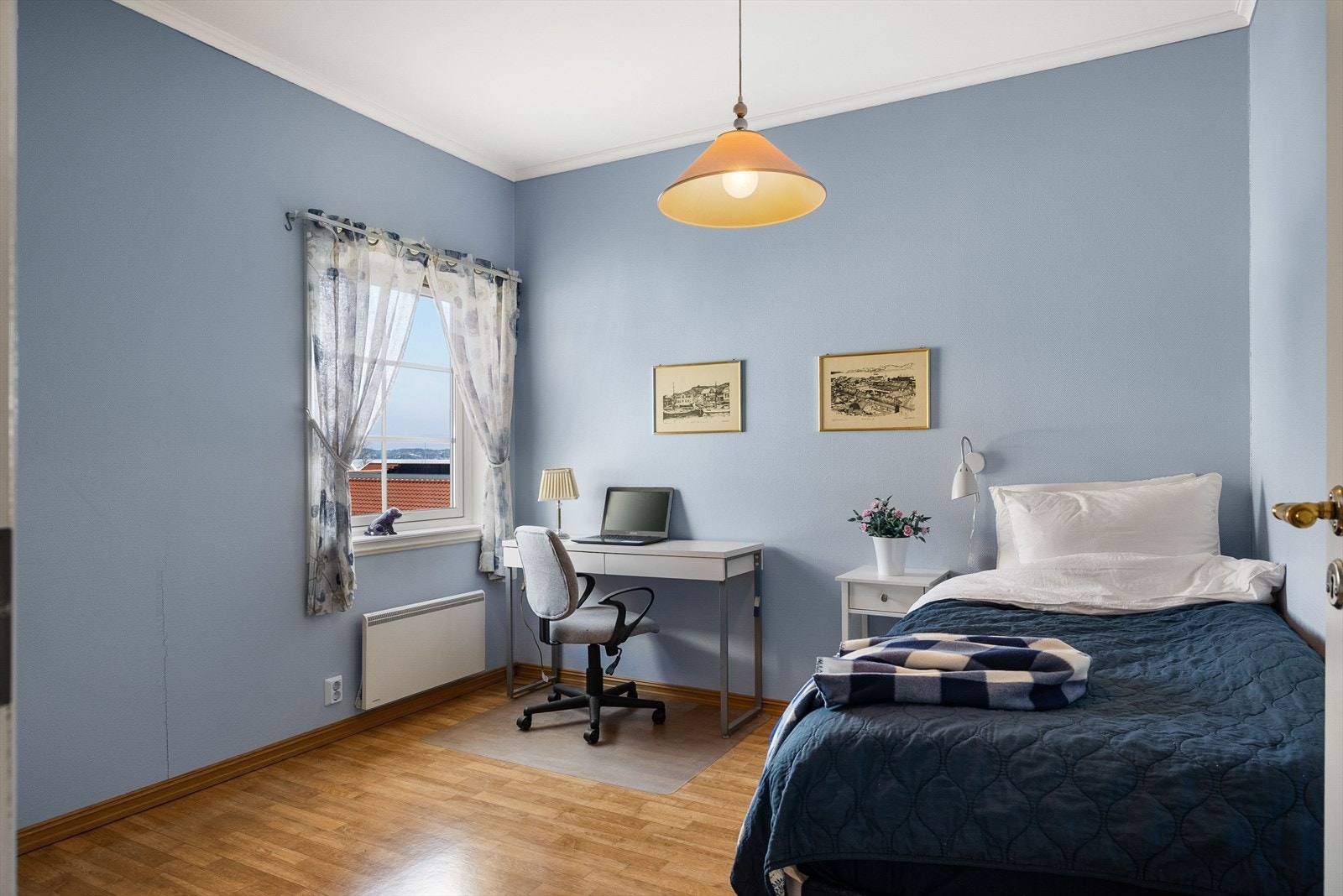 Det ene av to soverom, med plass til seng og skrivebord. Galleribilde