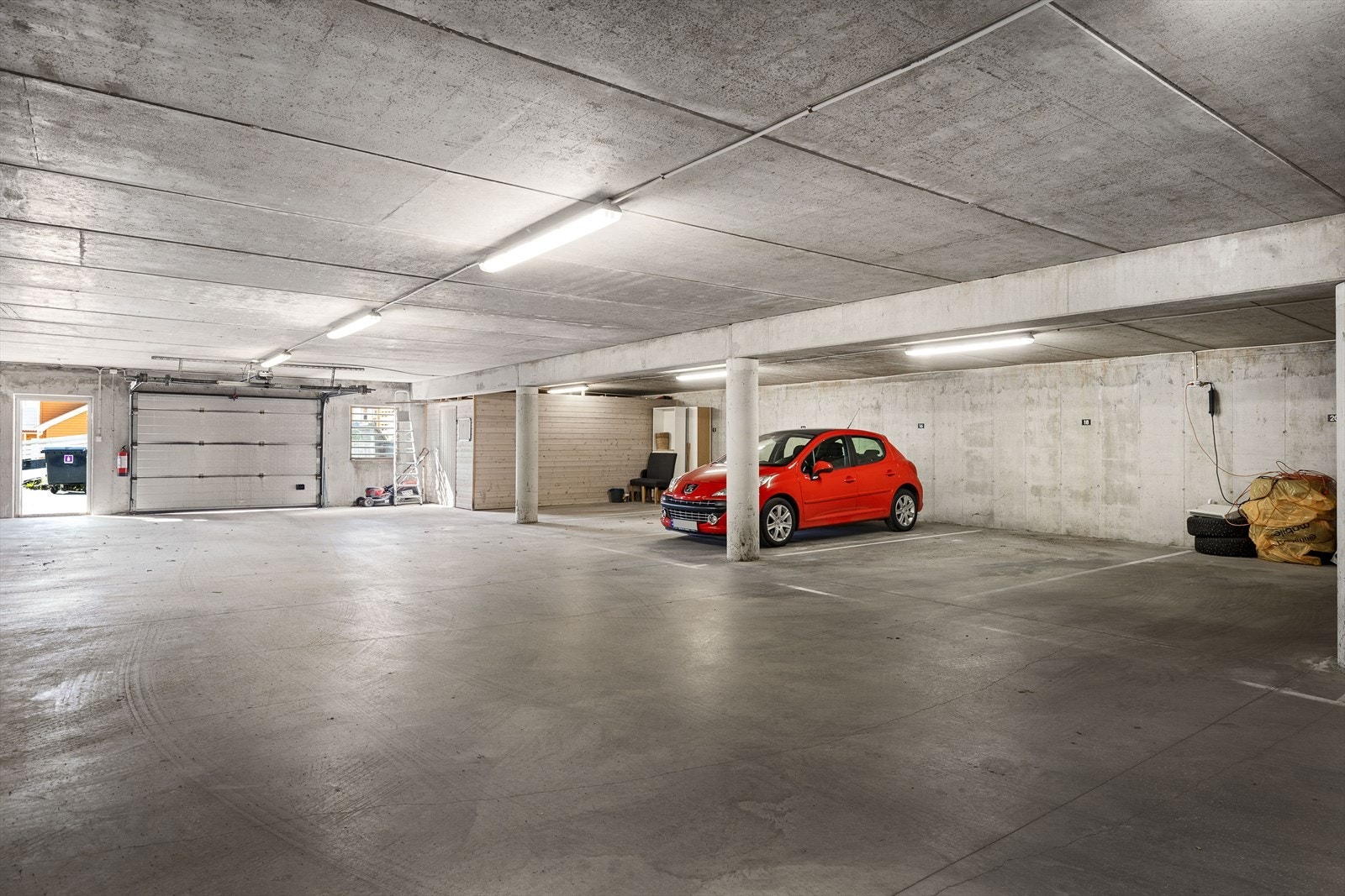 Det medfølger en garasjeplass på 15 m² i felles garasjeanlegg i kjelleren. Galleribilde