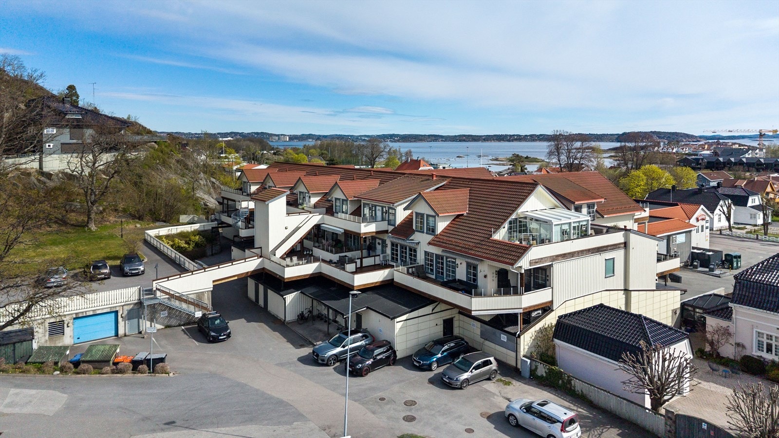 Leilighetsbygg fra 2003 med forretninger i første etasje. Galleribilde