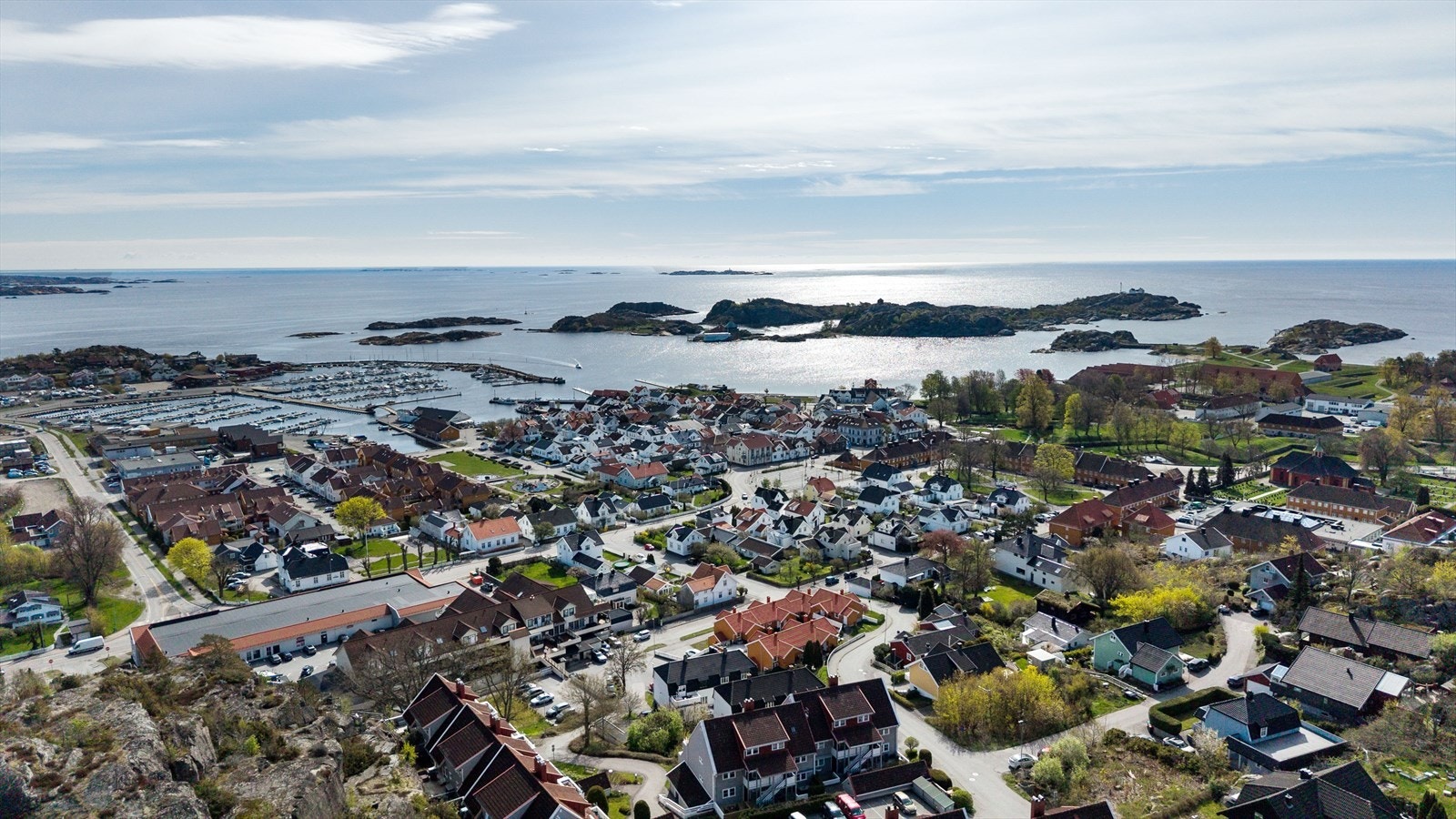 Stavern er kjent for sitt sjarmerende bymiljø og nærhet til skjærgården. Galleribilde
