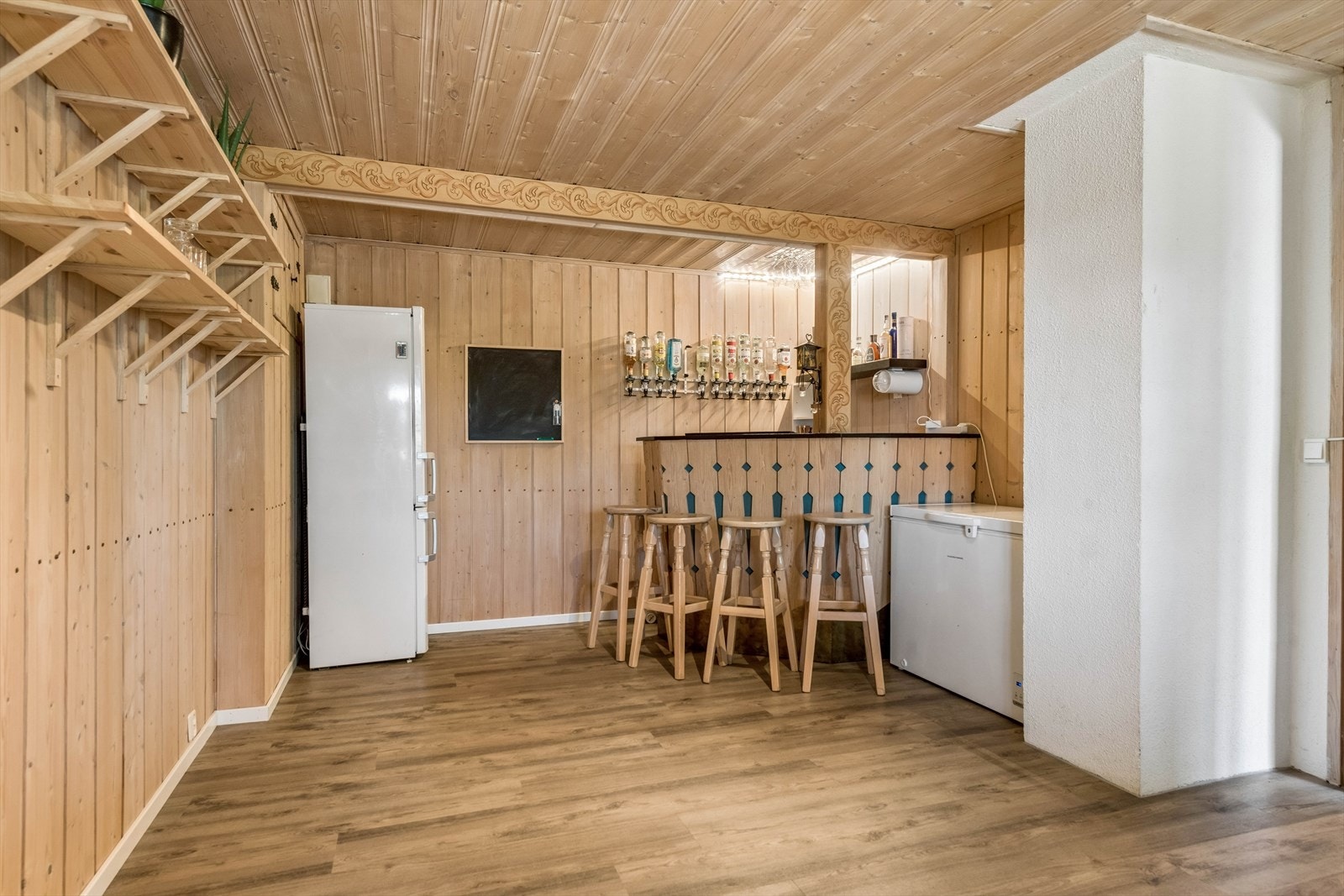 I kjellestuen er det også bygget en bar. Galleribilde