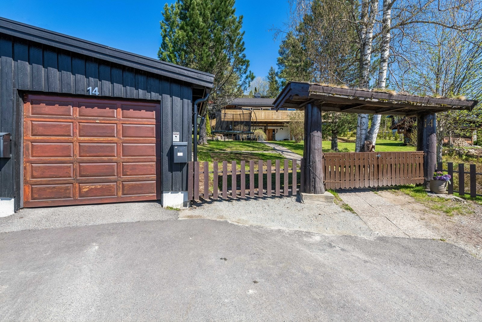 En flott portal ønsker deg velkommen! Dobbel garasje som eies sammen med nabo. Galleribilde
