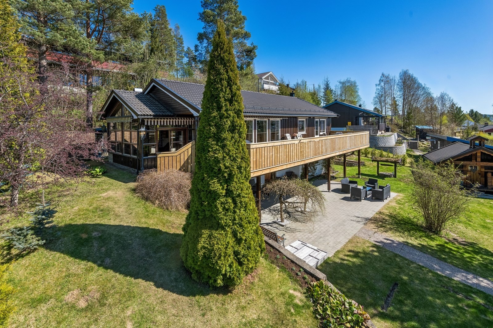 Tiltalende og godt vedlikeholdt enebolig på på solrik tomt i Skriverskogen. Galleribilde
