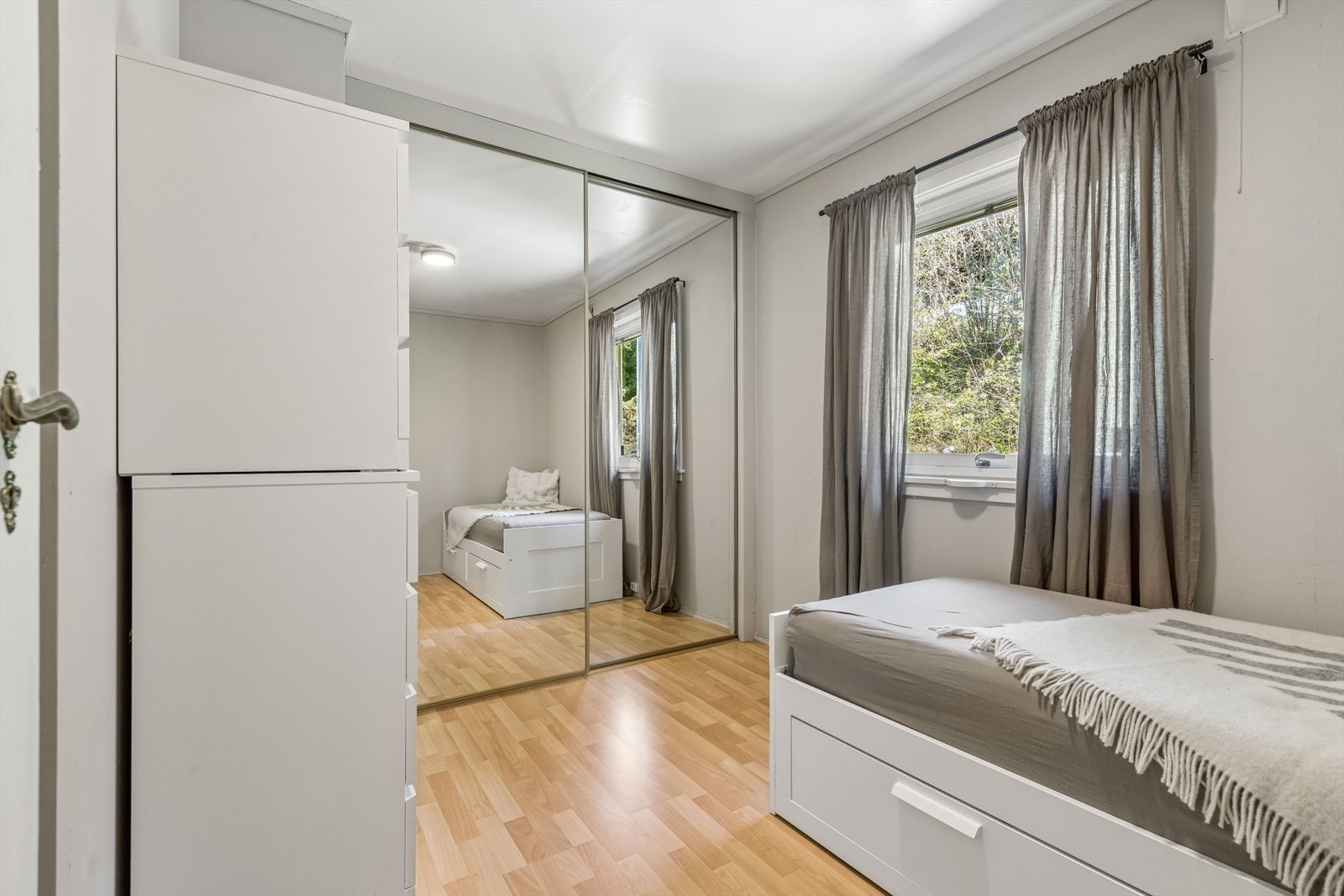 Soverom 2 har nyere skyvedørsgarderobe. Galleribilde