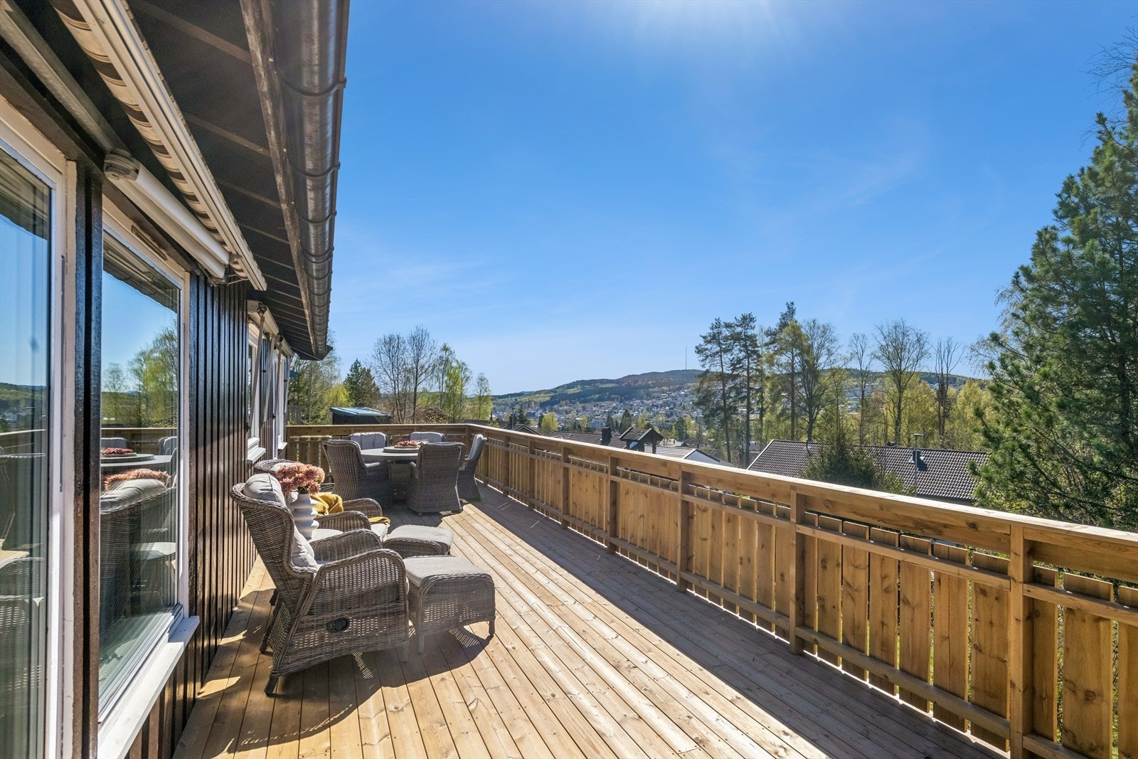 Og på hele bredden av huset er en stor og solrik terrasse, bygget i 2025. Galleribilde