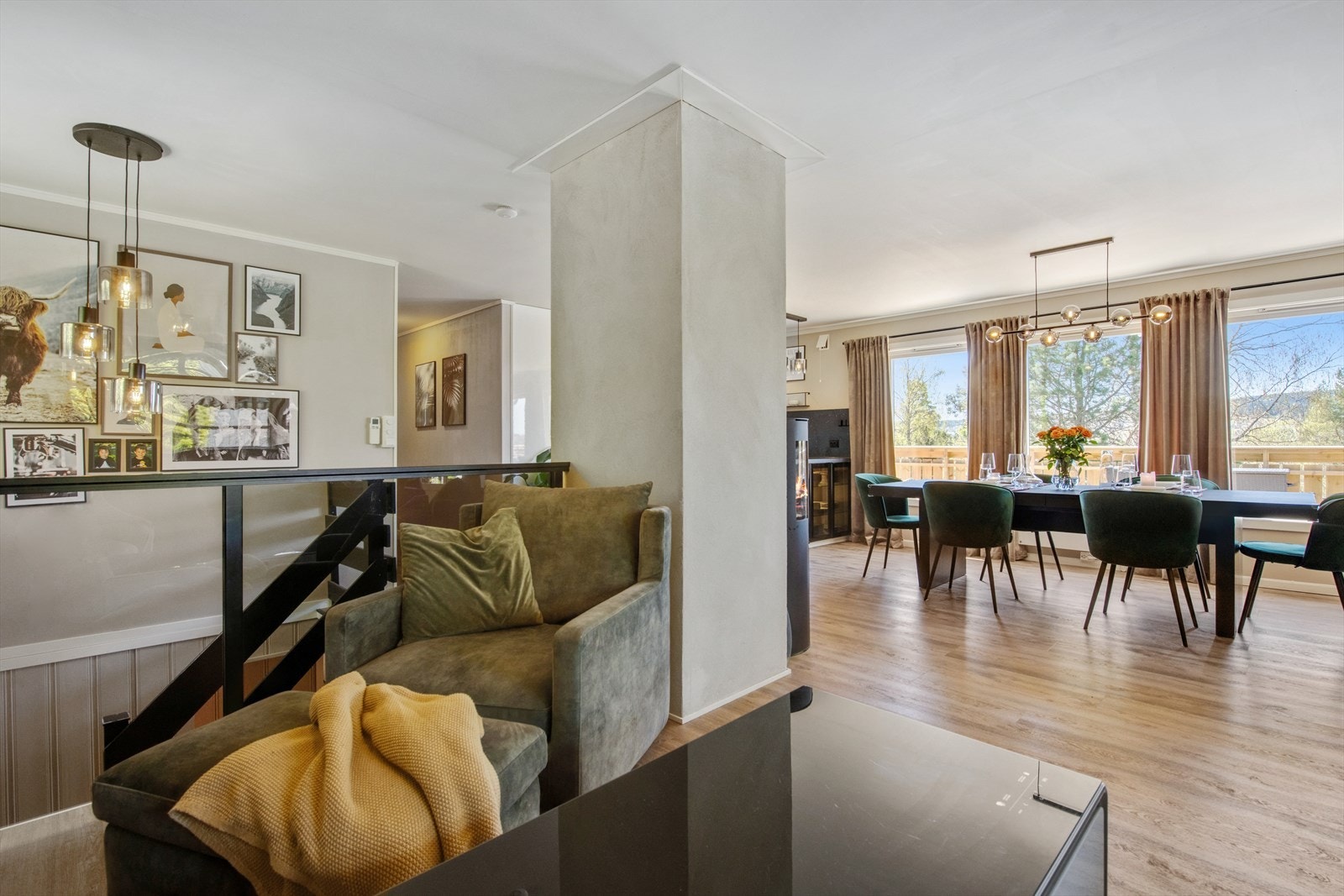 Det er god plass til både sofa/TV-krok og spisegruppe. Galleribilde