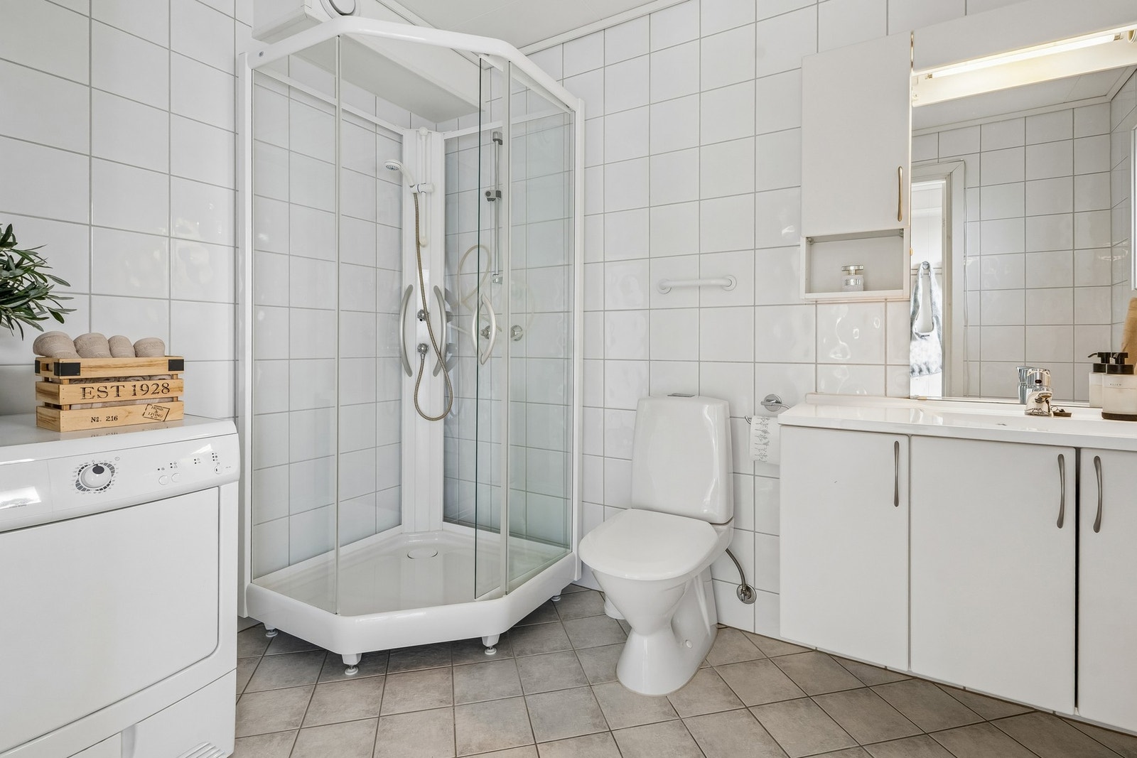 Badet er lyst og romsleg med kvit innreiing. God skapplass gjer det enkelt å halde orden i toalettsakene Galleribilde
