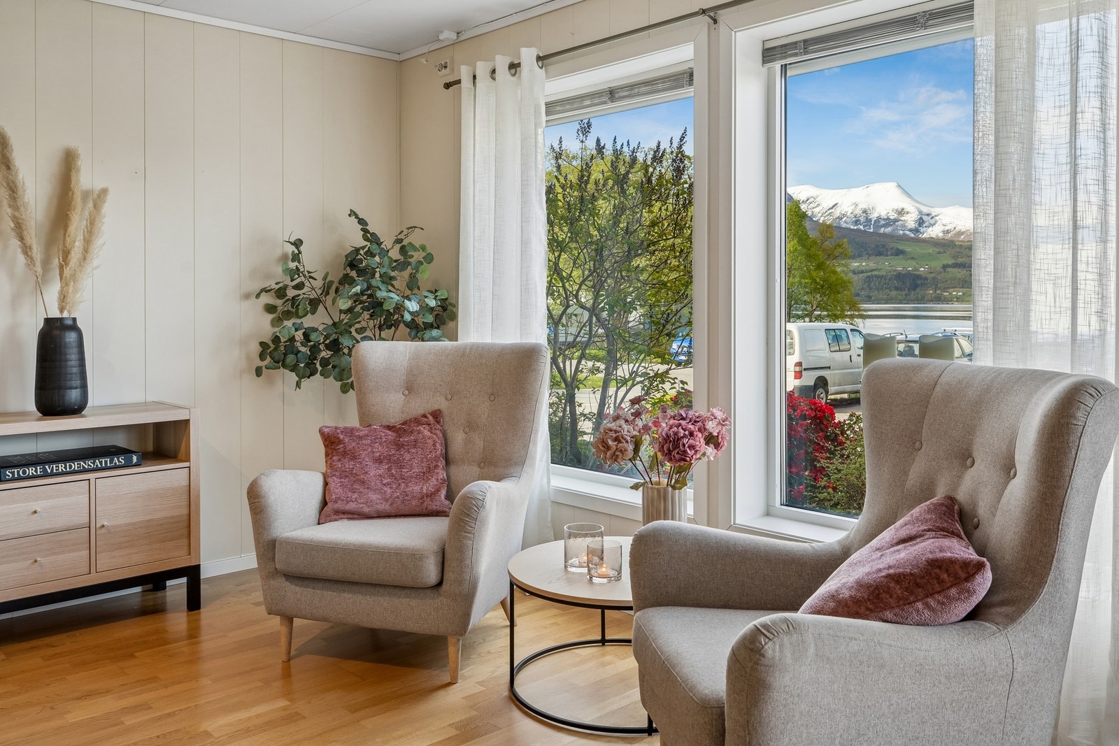 Fin utsikt mot fjorden og fjella ikring Galleribilde