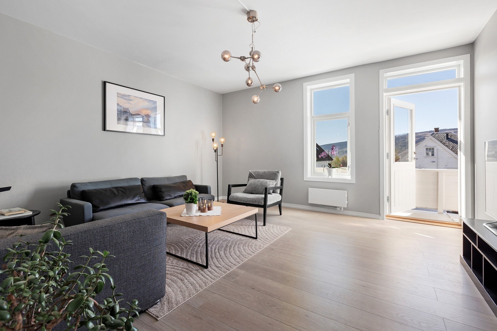 Stuen i 2. etasje fremstår som lys og trivelig med store vindusflater og en størrelse som gir fleksible møbleringsmuligheter. Det er utgang til balkong fra denne stuen. Galleribilde