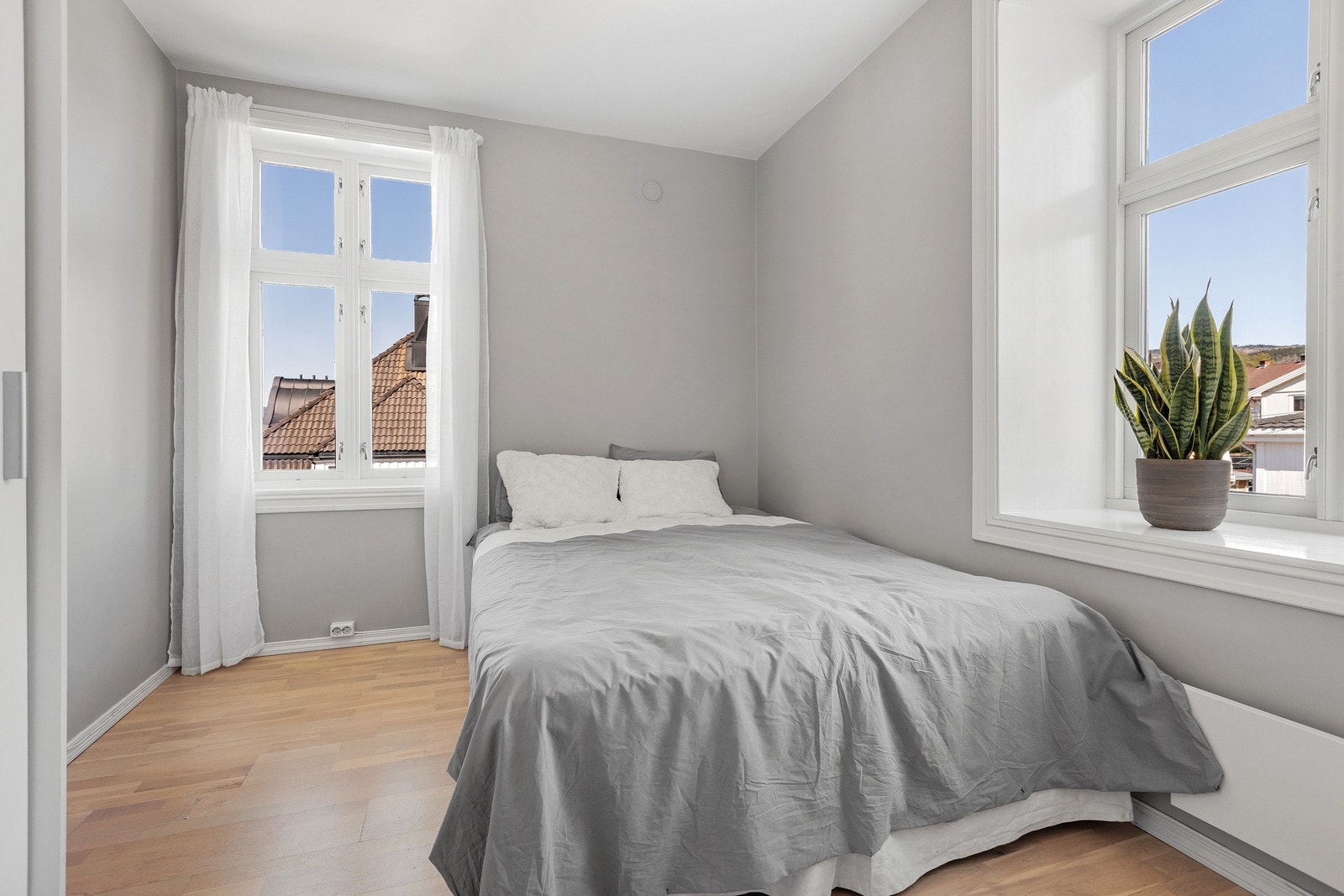 Det er fire soverom i boligens 2. etasje, alle av god størrelse, moderne og tidsriktige overflater og store vindusflater. Soverom nr 1 vender mot nord. Galleribilde