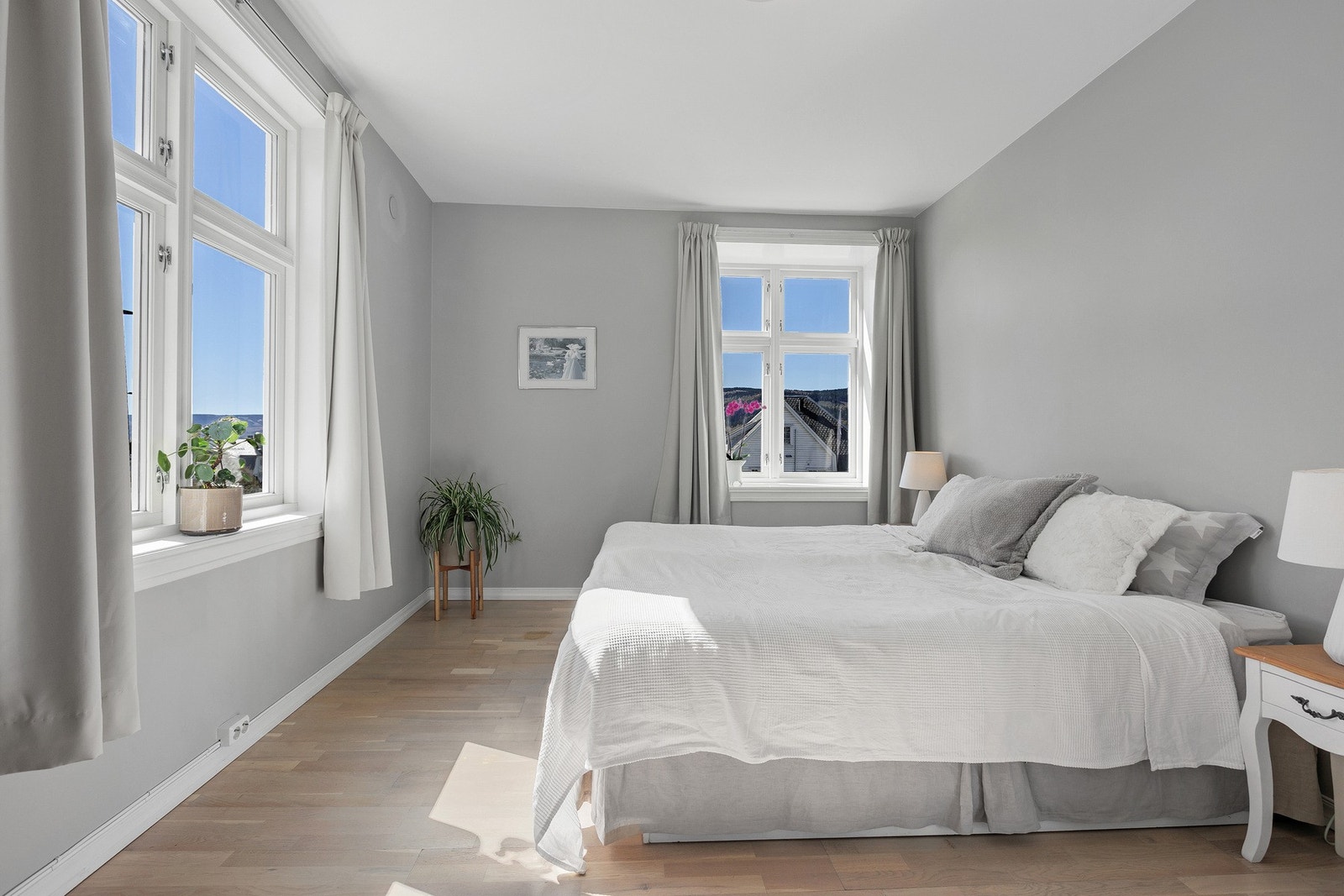 Soverom nr 3 vender mot sør. Alle rommene har gode størrelser og er ideelle som gode barnerom, kontor eller gjesterom. Galleribilde