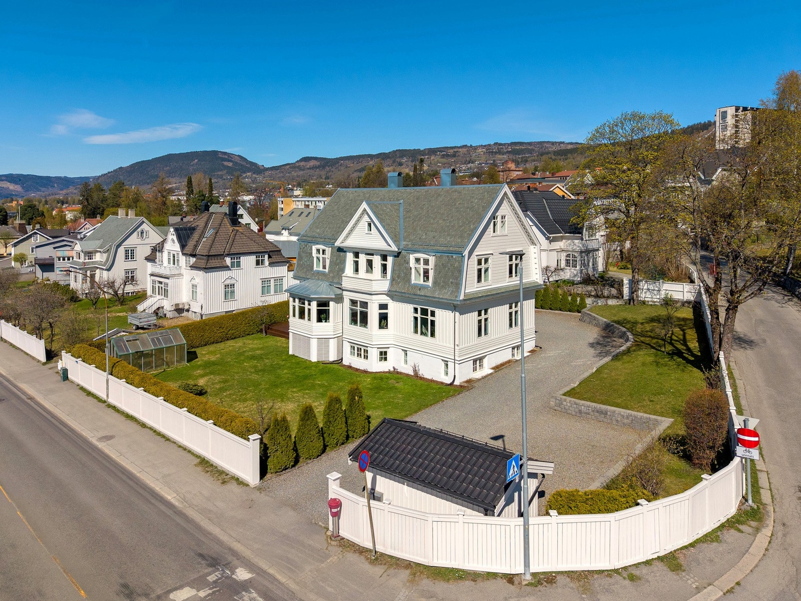 Eiendommen er inngjerdet og gårdsplassen er grusbelagt. Galleribilde