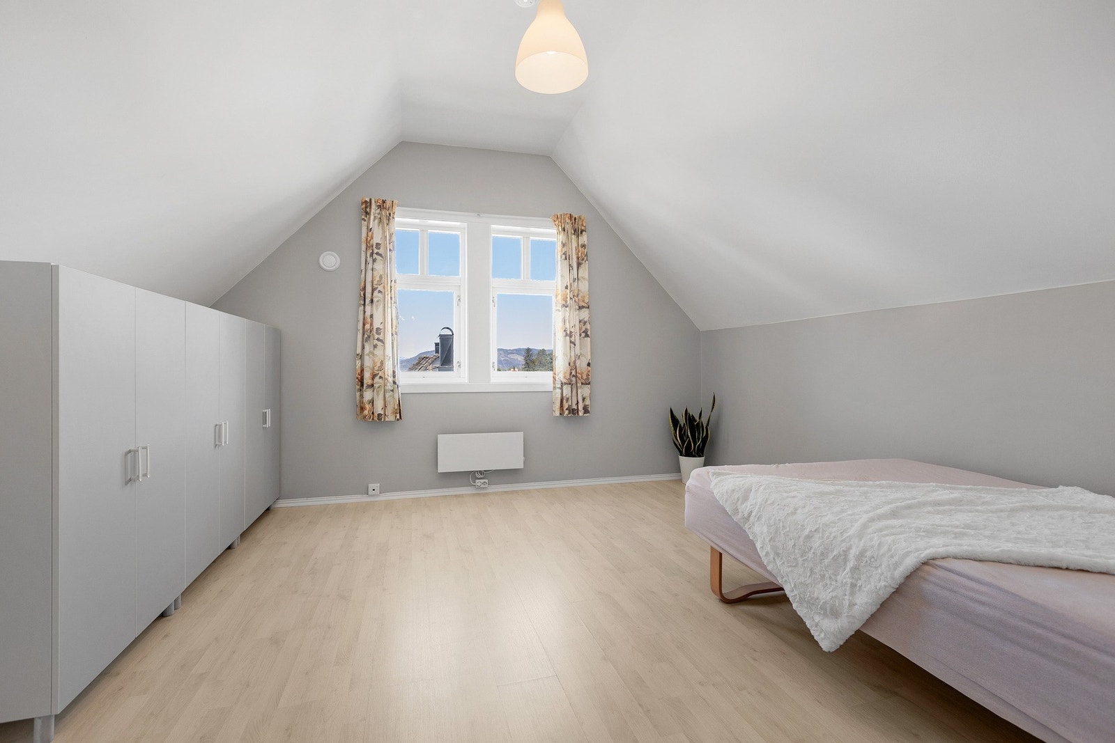 Det er soverom i hver ende av etasjen, begge av god størrelse. Galleribilde