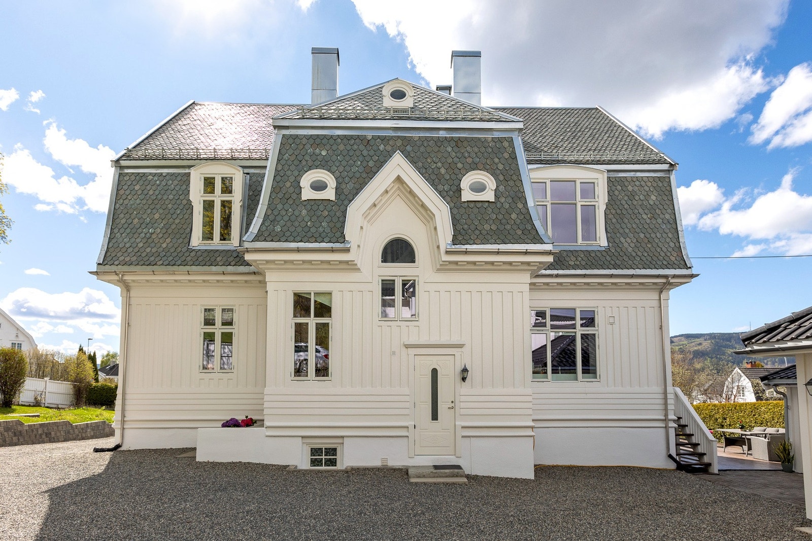 Herskapelig villa fra 1916! Sentral og attraktiv beliggenhet i Lillehammer ca 500 meter sør for sentrum. Galleribilde