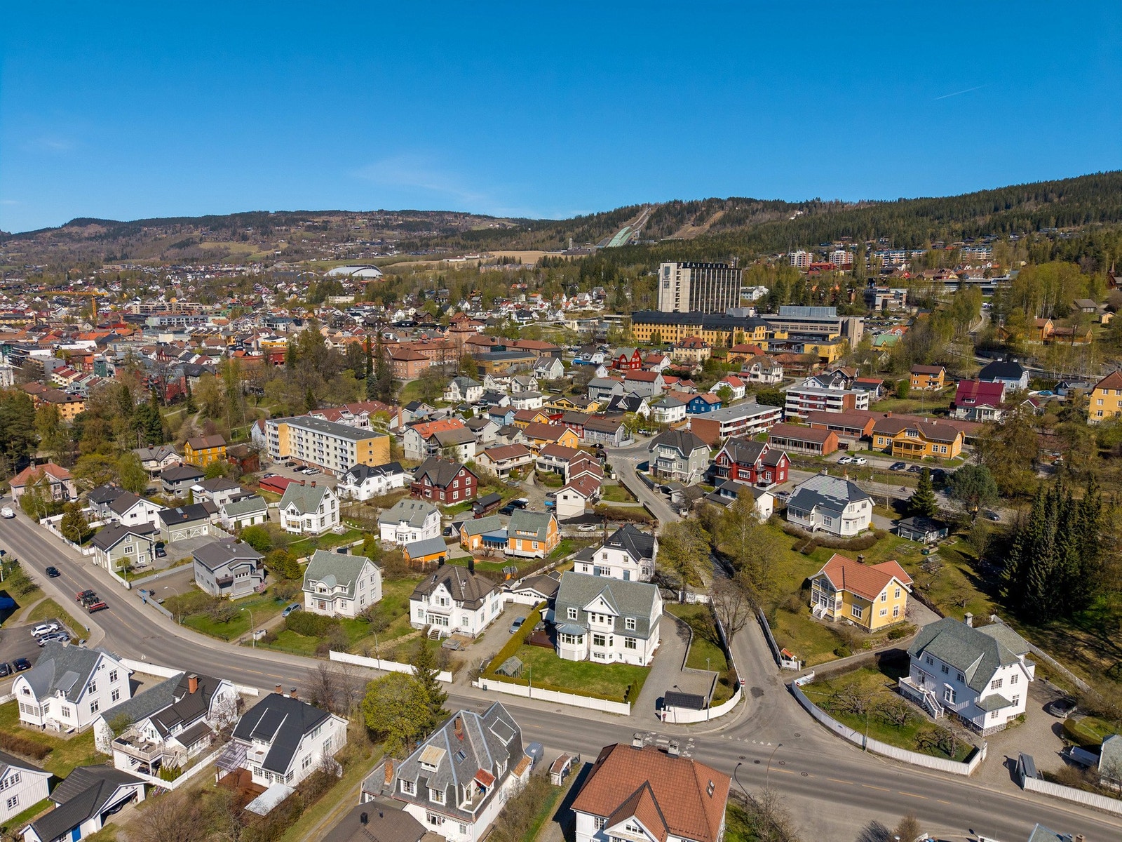 Her bor du med gangavstand til det aller meste Lillehammer har å by på; et rikt utvalg av butikker, serveringssteder og servicetilbud, samt tog- og busstasjon med gode forbindelser både lokalt og regionalt. Galleribilde
